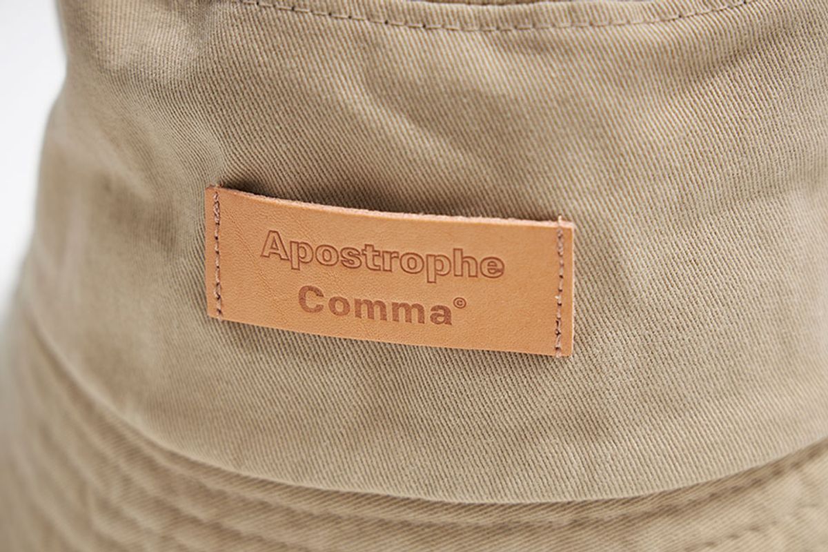 어퍼스트로피 콤마(APOSTROPHE COMMA) 베이직 가죽 패치 버킷햇(베이지)