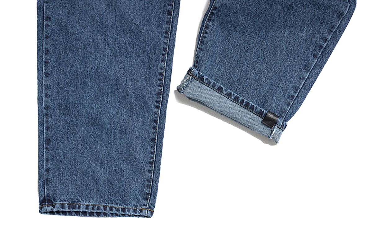 어퍼스트로피 콤마(APOSTROPHE COMMA) 리버시블 가죽 라벨 와이드 데님 팬츠 (중청)