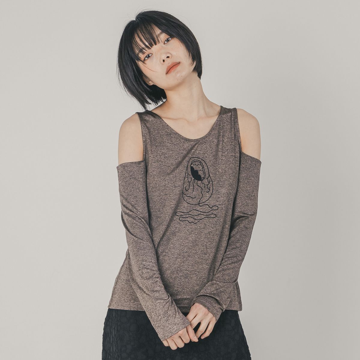 윔지마인드(WHIMSY MIND) 오프숄더 코쿤 자수 탑_살몬