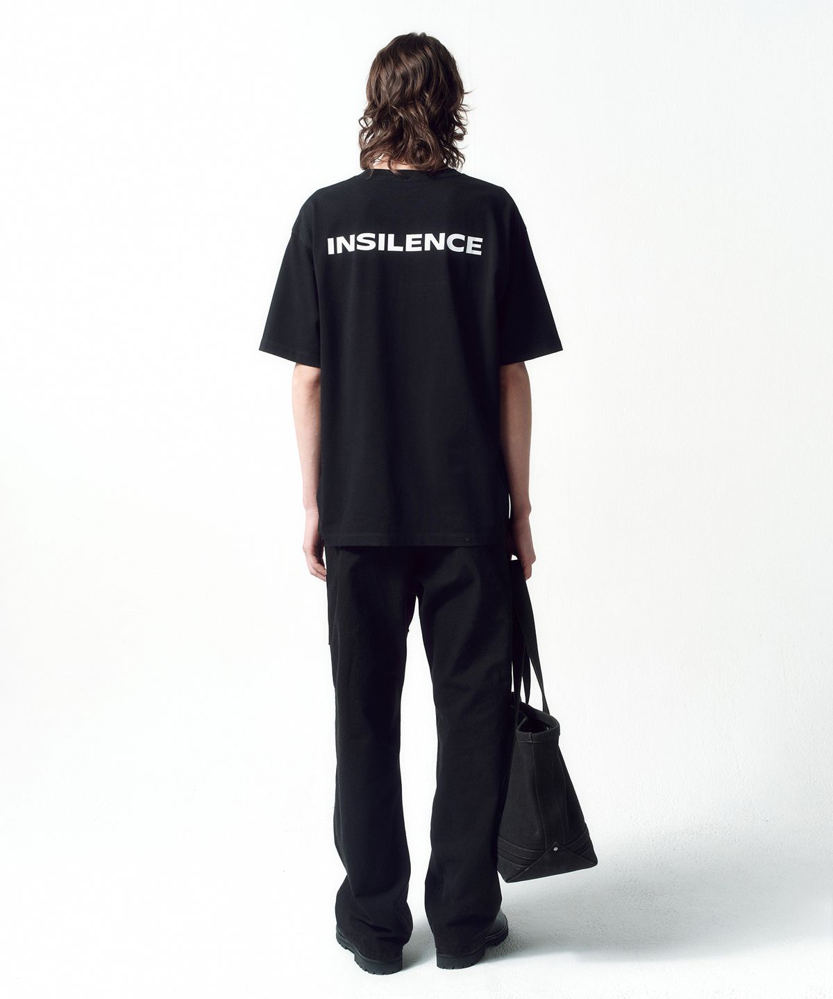 인사일런스(INSILENCE) 백프린트 로고 티셔츠 BLACK