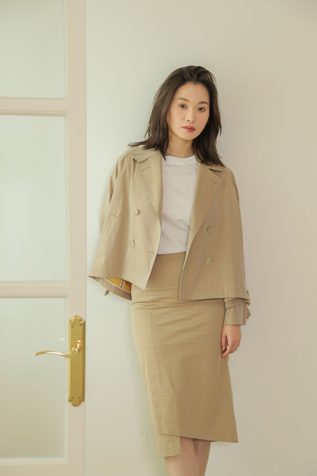 디어드(DEARD) 벨라인 숏 트렌치코트 / 샤인베이지