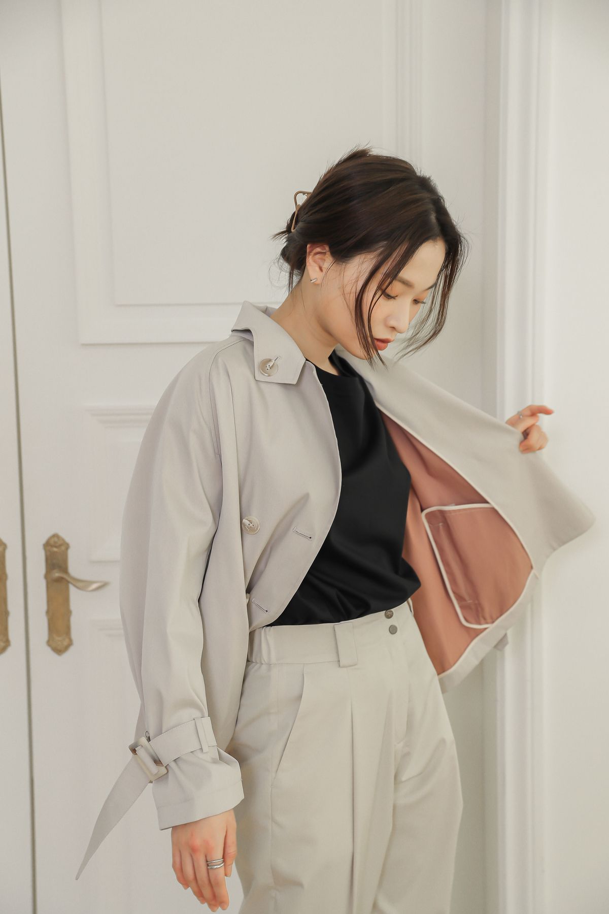 디어드(DEARD) 벨라인 숏 트렌치코트 / 라이트베이지
