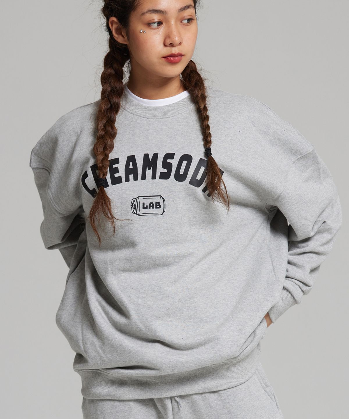 크림소다랩(CREAM SODA LAB) 오지 아크 로고 맨투맨 그레이 블랙