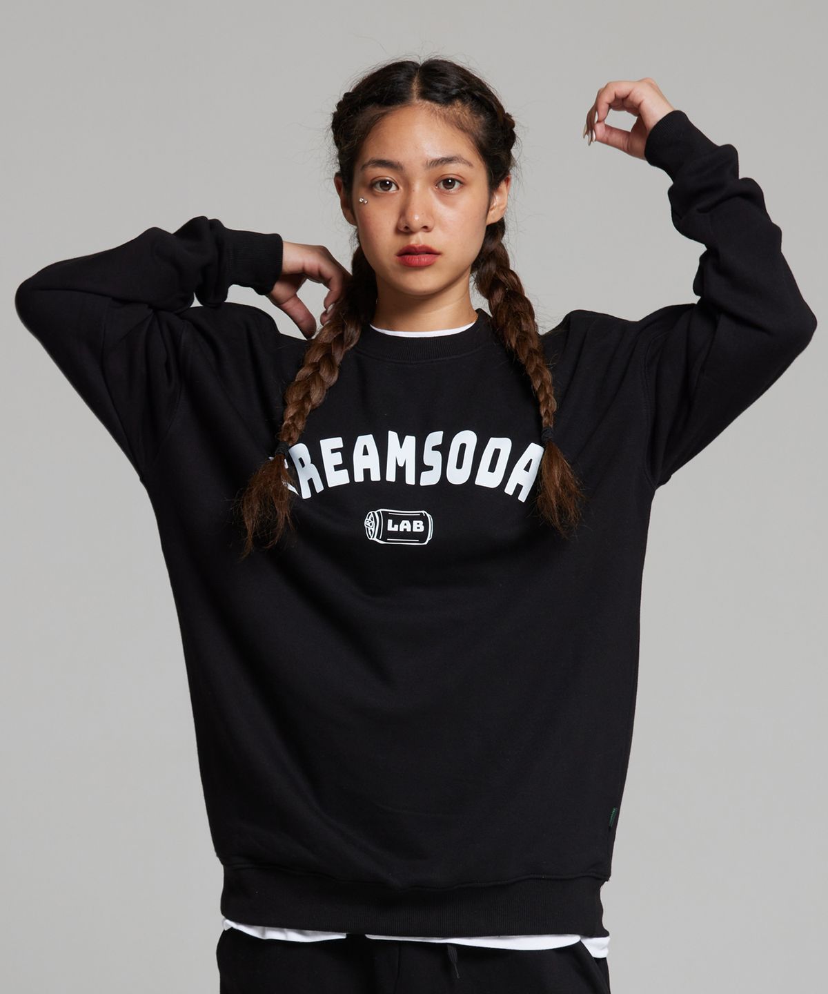 크림소다랩(CREAM SODA LAB) 오지 아크 로고 맨투맨 블랙 화이트