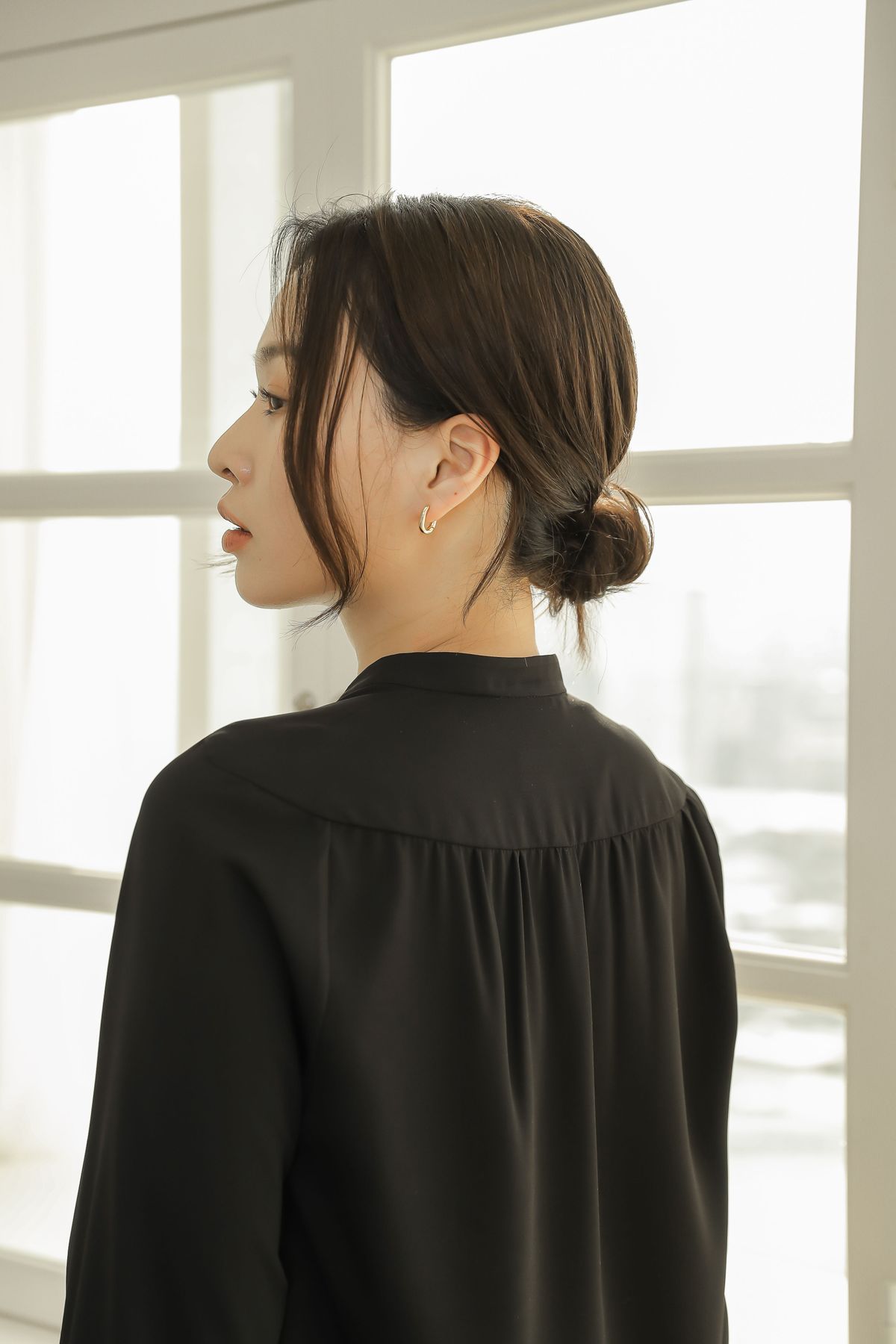 디어드(DEARD) 브이네크 셔링 블라우스 / 블랙