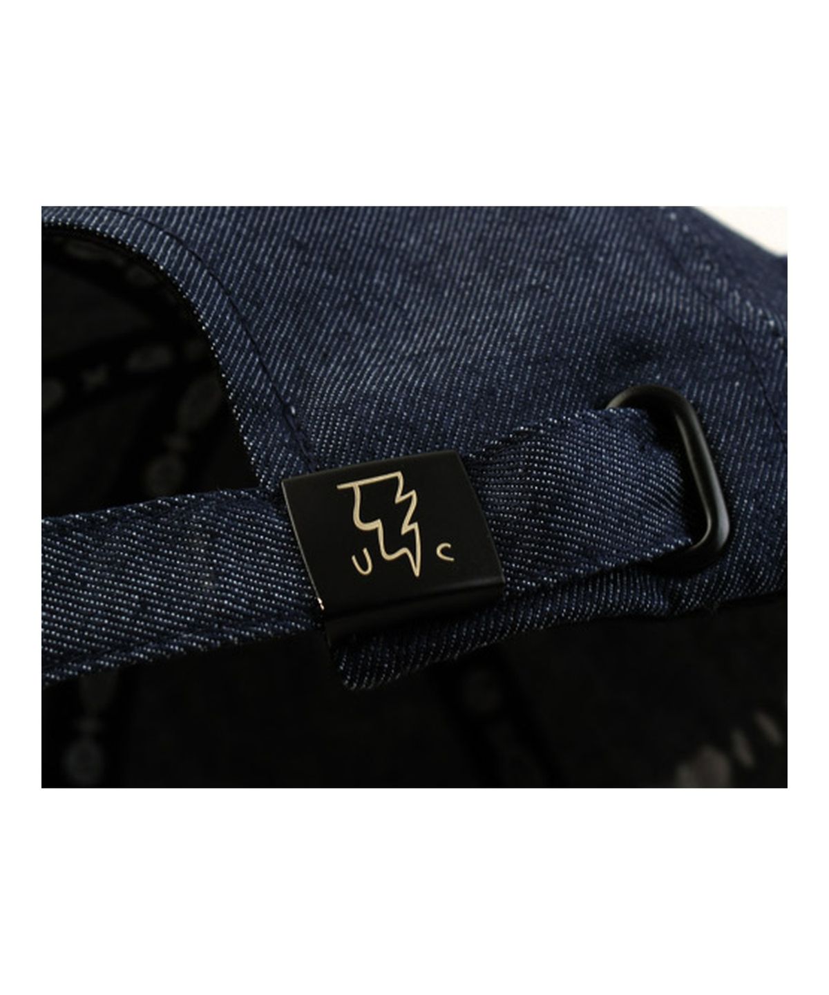 유니버셜 케미스트리(UNIVERSAL CHEMISTRY) Dark Denim Logo Low Ballcap 데님볼캡