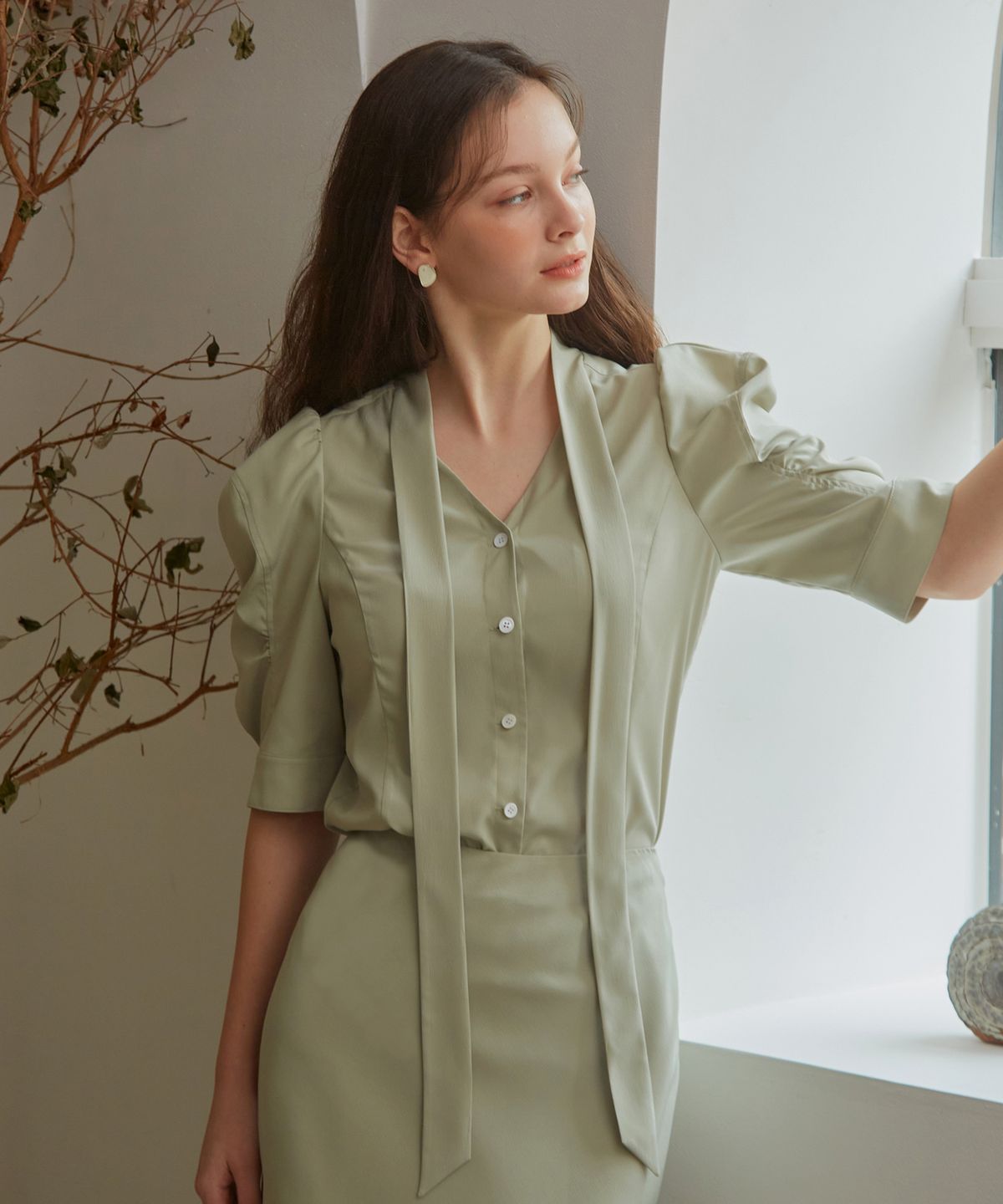 포지티브 바이브(POSITIVE VIBE) STELLA Bow collar shirt blouse with voluminious short sleeve detail(Sage Green)