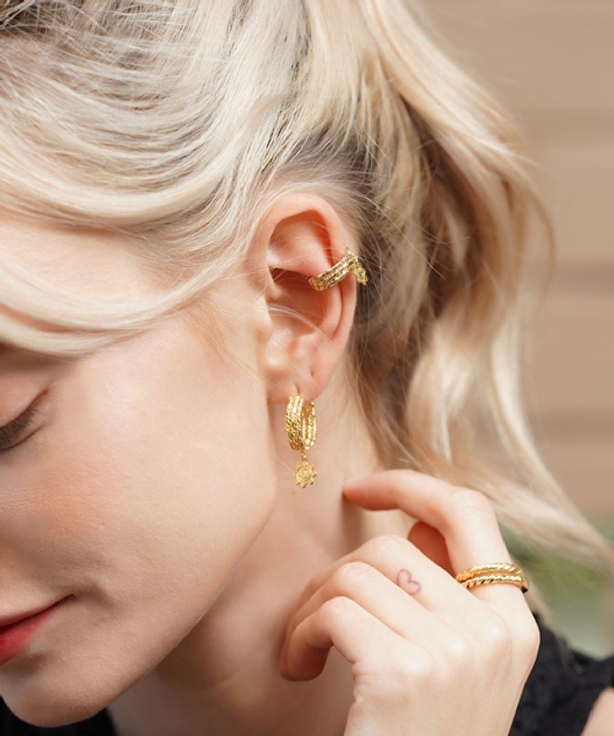 봉보(BONBEAU) Flower smile twist Earcuff 플라워 트위스트 이어커프 귀걸이