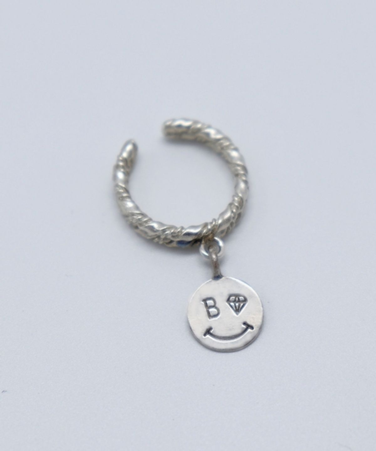 봉보(BONBEAU) Kitsch smile earcuff 스마일 꼬임 이어커프 귀걸이