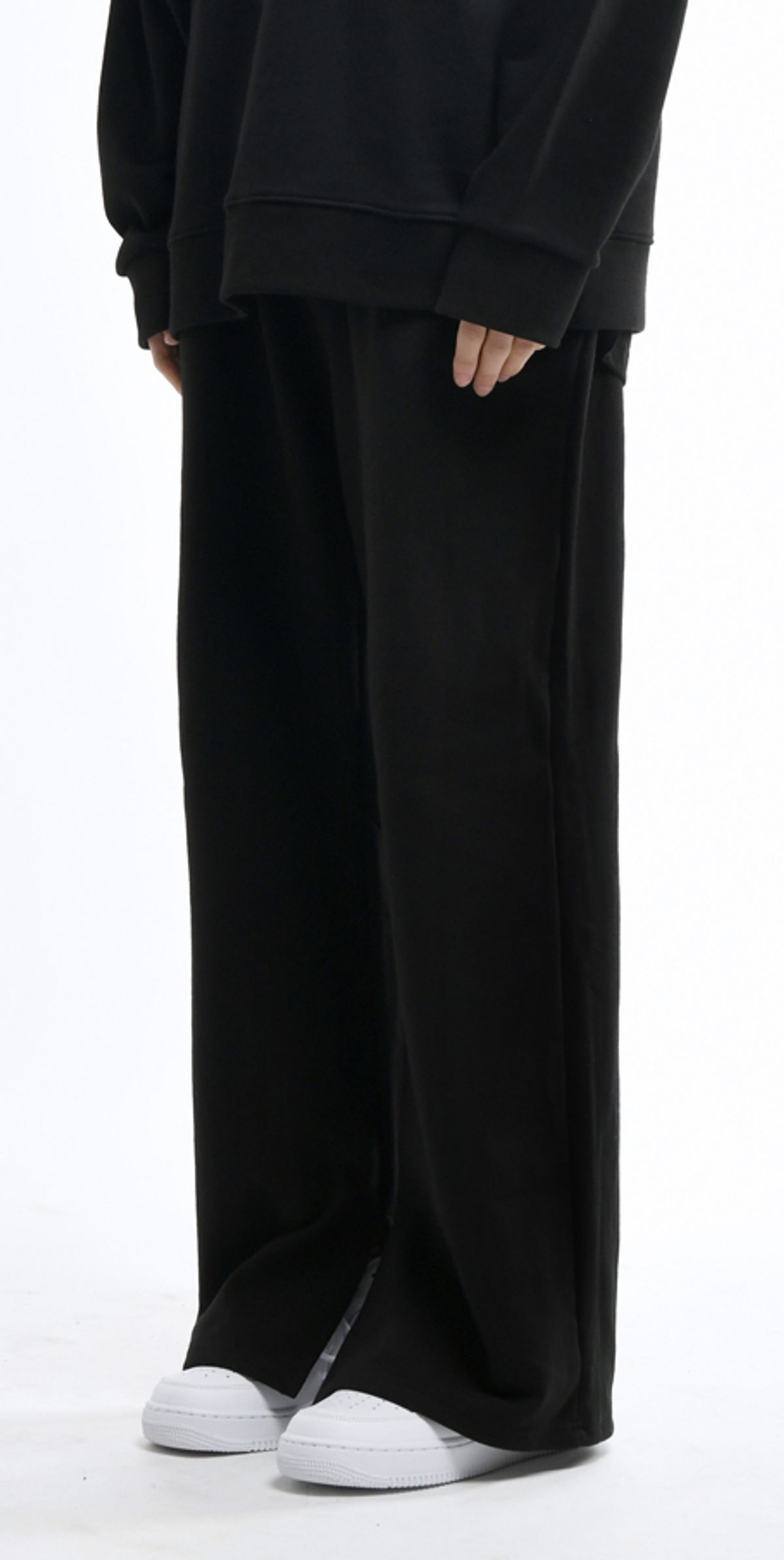 블랙스미(BLEXXME) ORIGINAL LOGO WIDE FIT INSIDE SLIT SWEAT PANTS BLACK