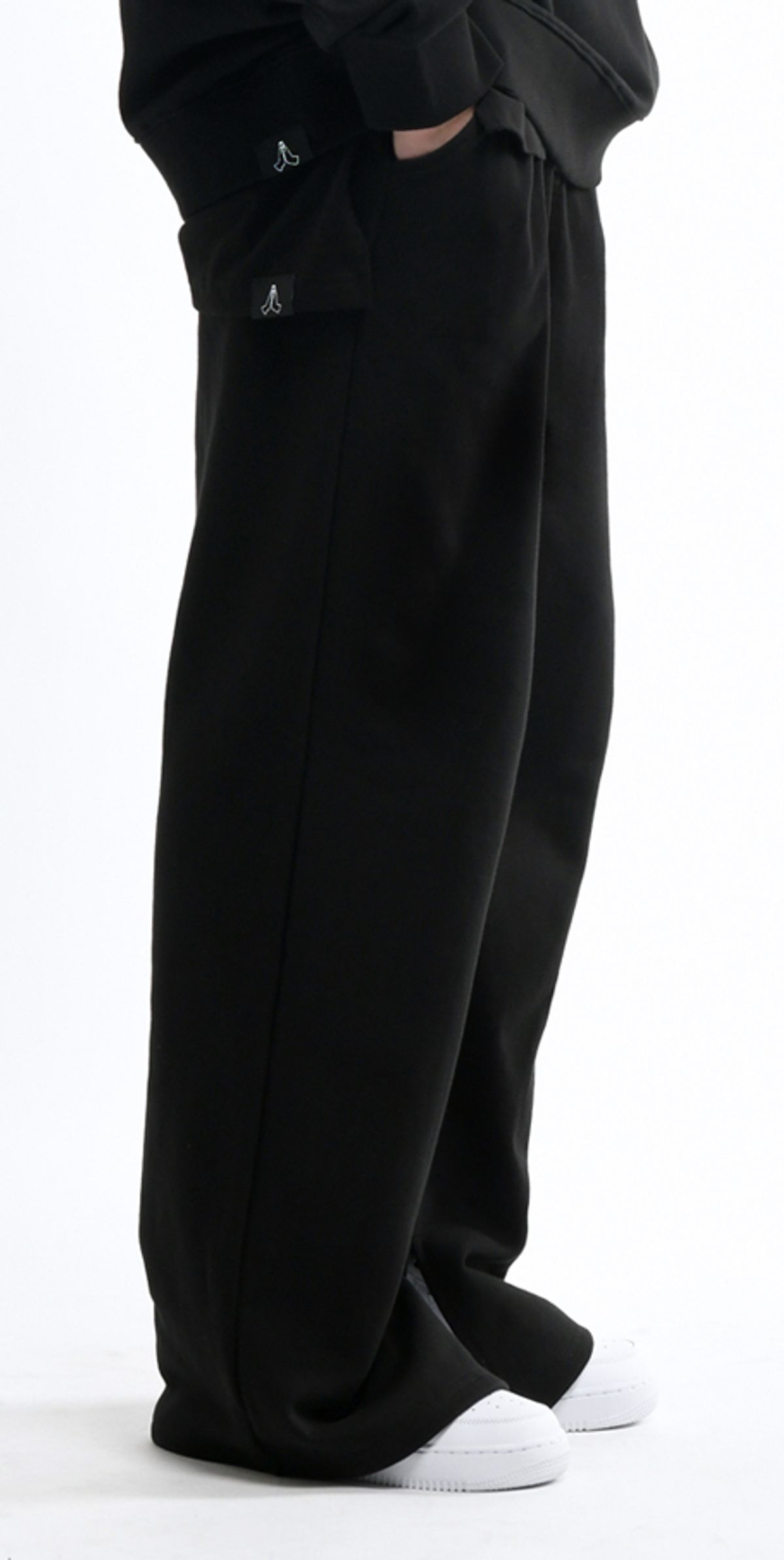 블랙스미(BLEXXME) ORIGINAL LOGO WIDE FIT INSIDE SLIT SWEAT PANTS BLACK