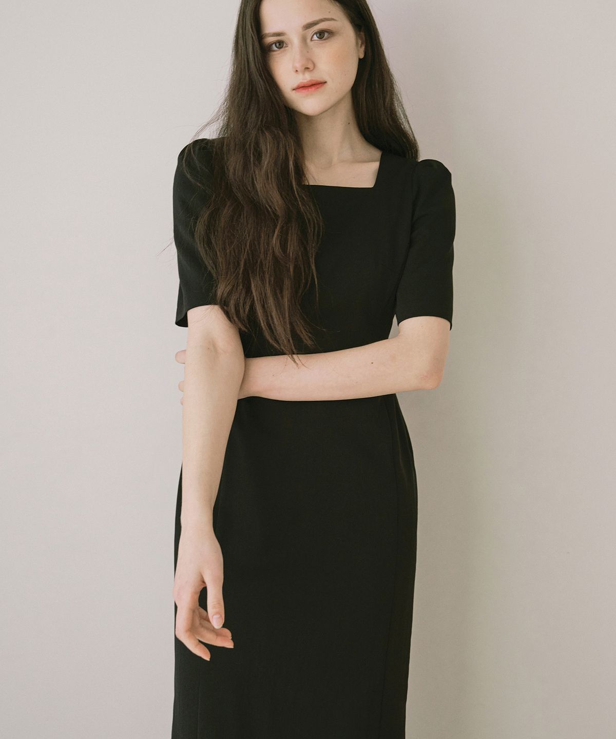 벨르마(BELLEMA) Square Short-Sleeved Dress [Black]