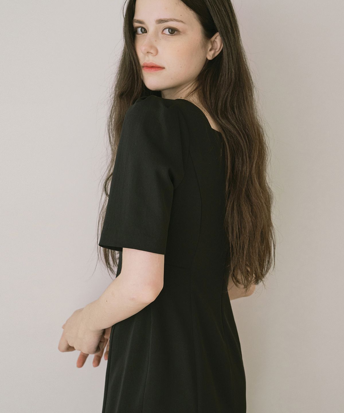 벨르마(BELLEMA) Square Short-Sleeved Dress [Black]