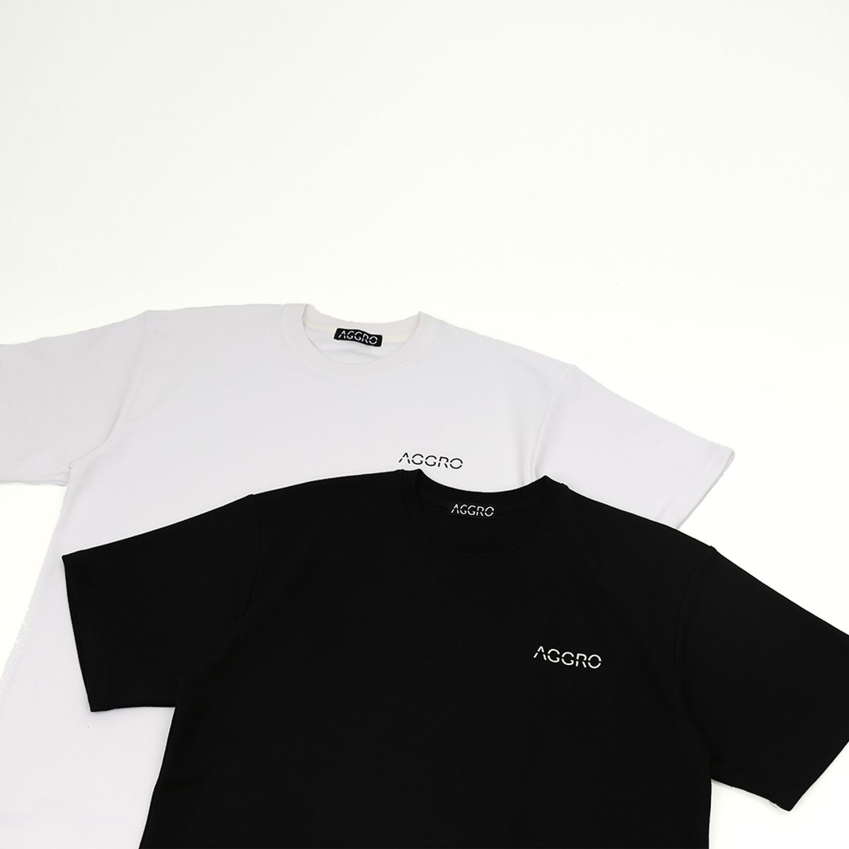 어그로(AGGRO) 스몰 로고 반팔 티셔츠 BLACK