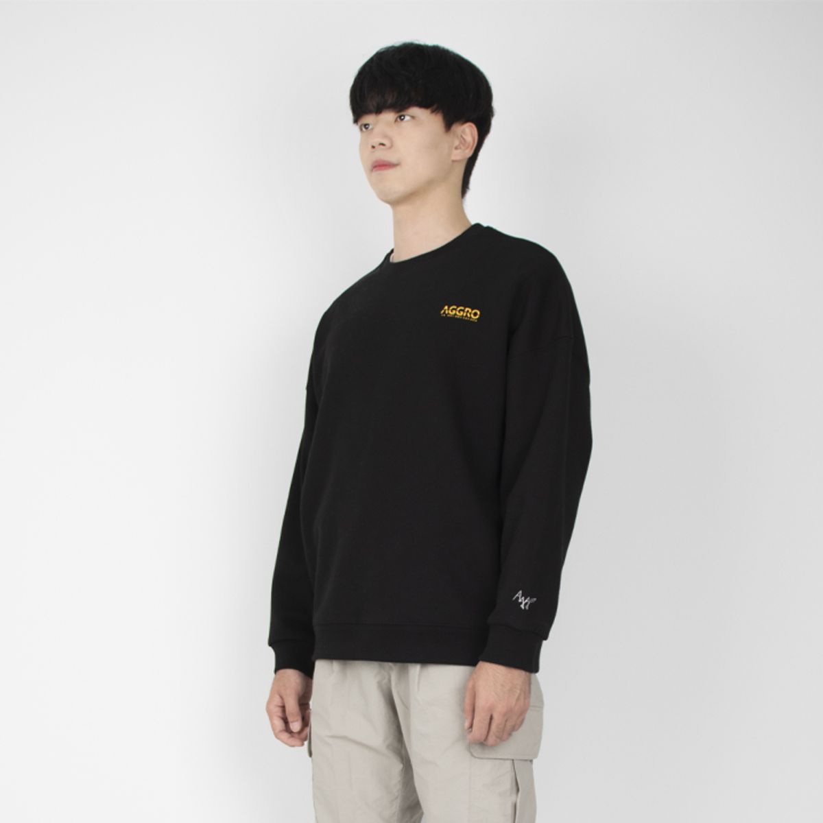 어그로(AGGRO) 베이직 맨투맨 BLACK