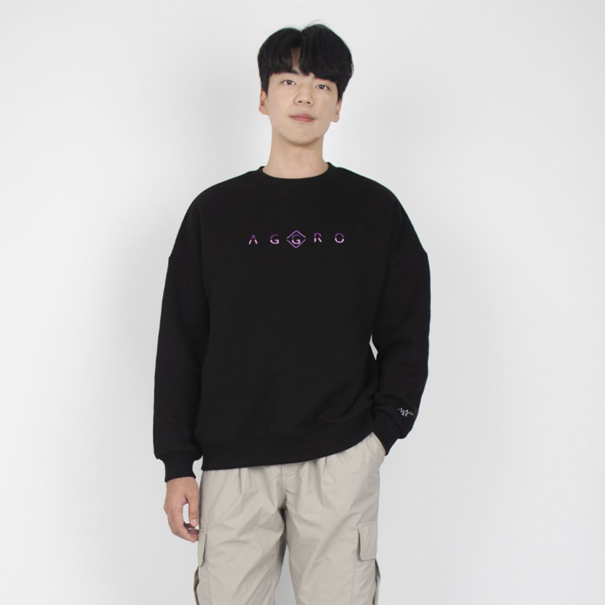 어그로(AGGRO) 마일드 맨투맨 BLACK