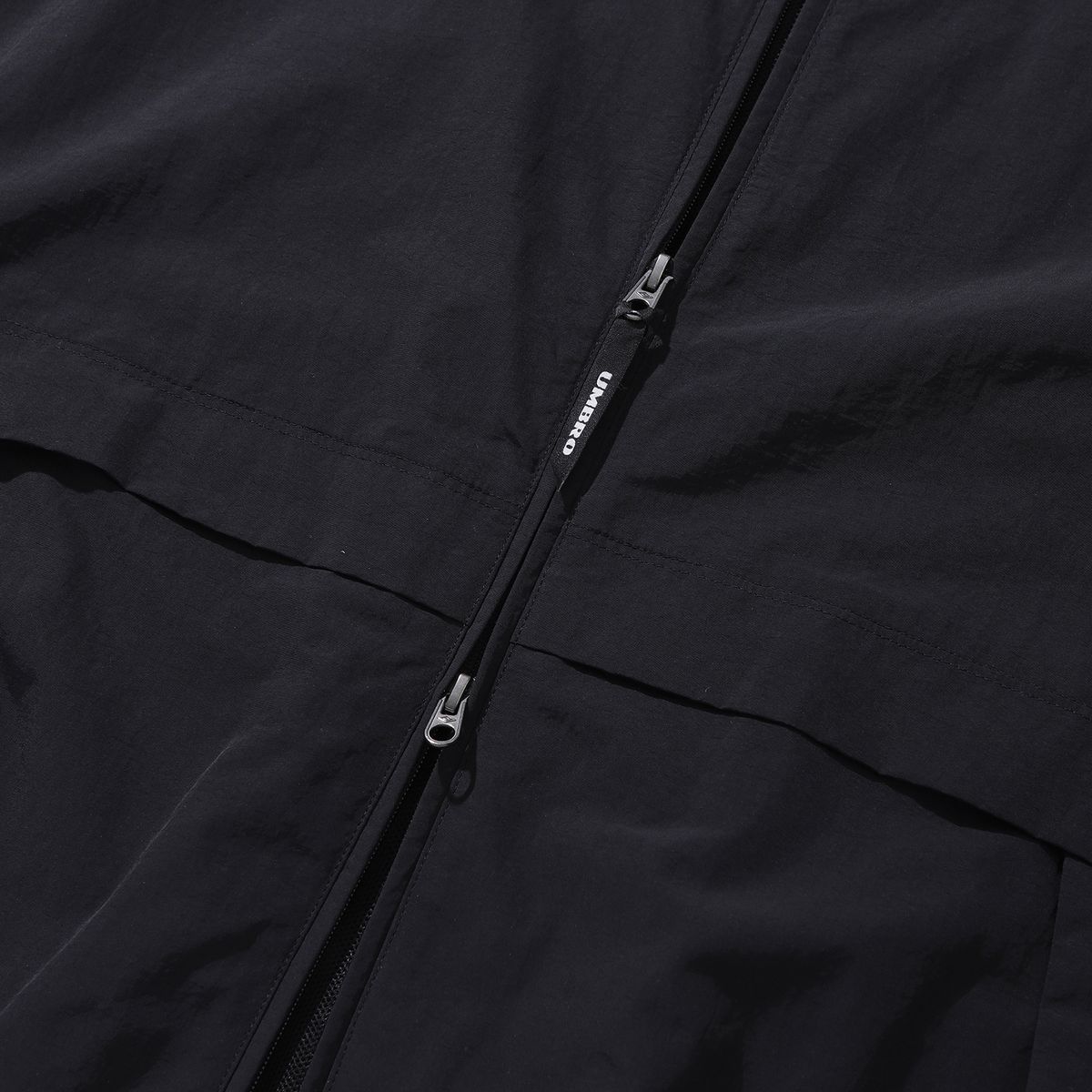 엄브로(UMBRO) 클래식 스탠넥 웜업 바람막이 자켓 블랙 UR321CJK93