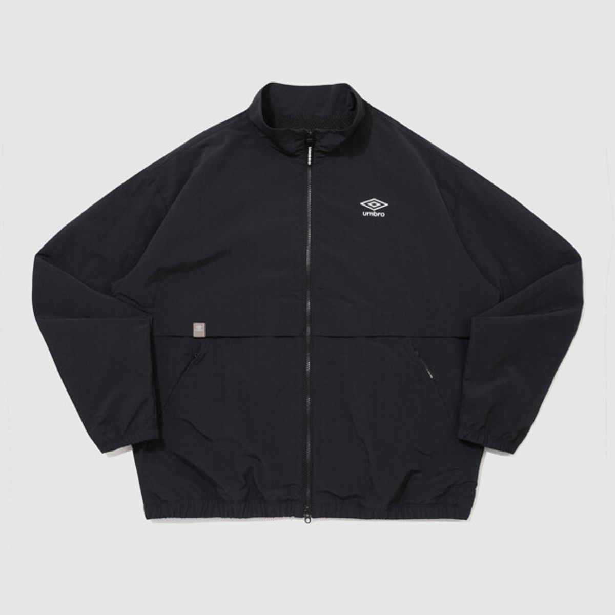 엄브로(UMBRO) 클래식 스탠넥 웜업 바람막이 자켓 블랙 UR321CJK93