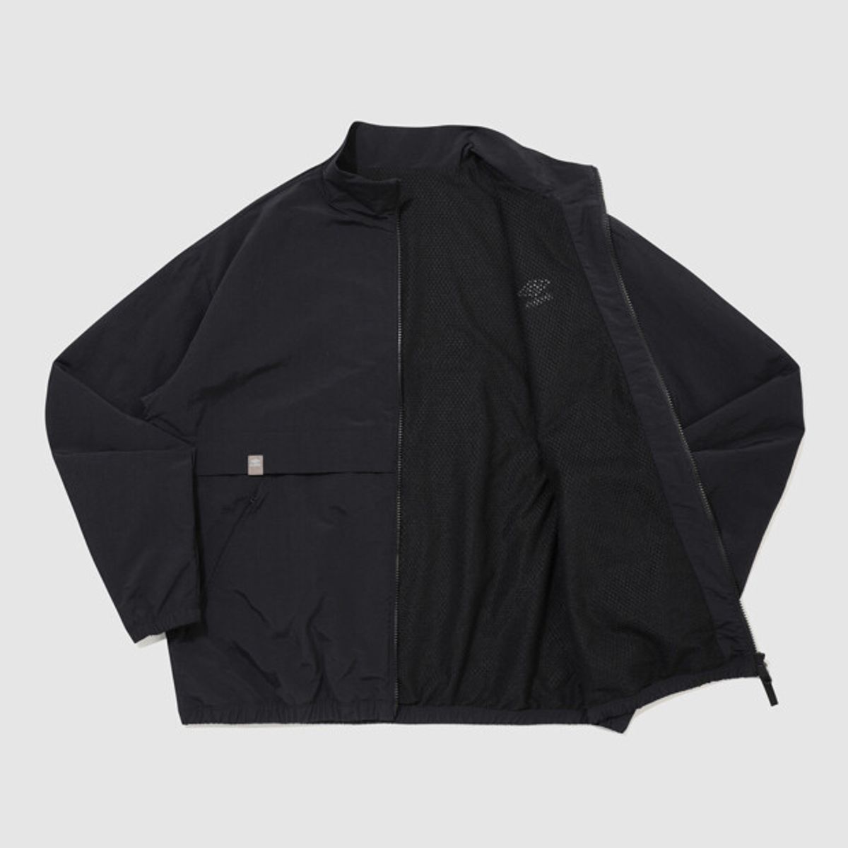엄브로(UMBRO) 클래식 스탠넥 웜업 바람막이 자켓 블랙 UR321CJK93