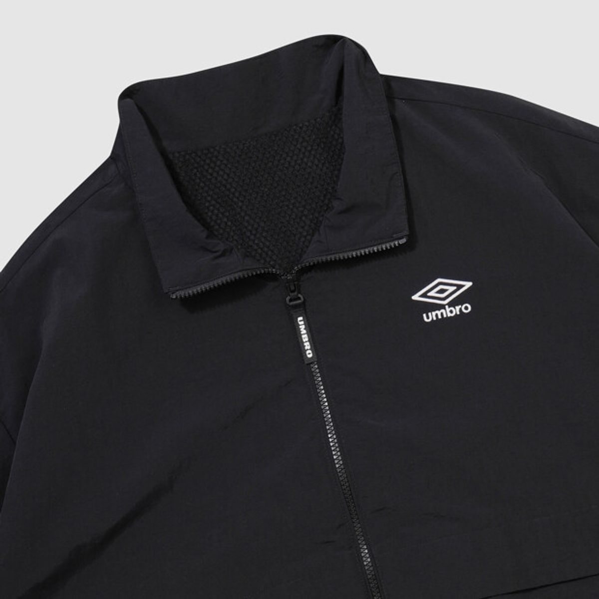엄브로(UMBRO) 클래식 스탠넥 웜업 바람막이 자켓 블랙 UR321CJK93