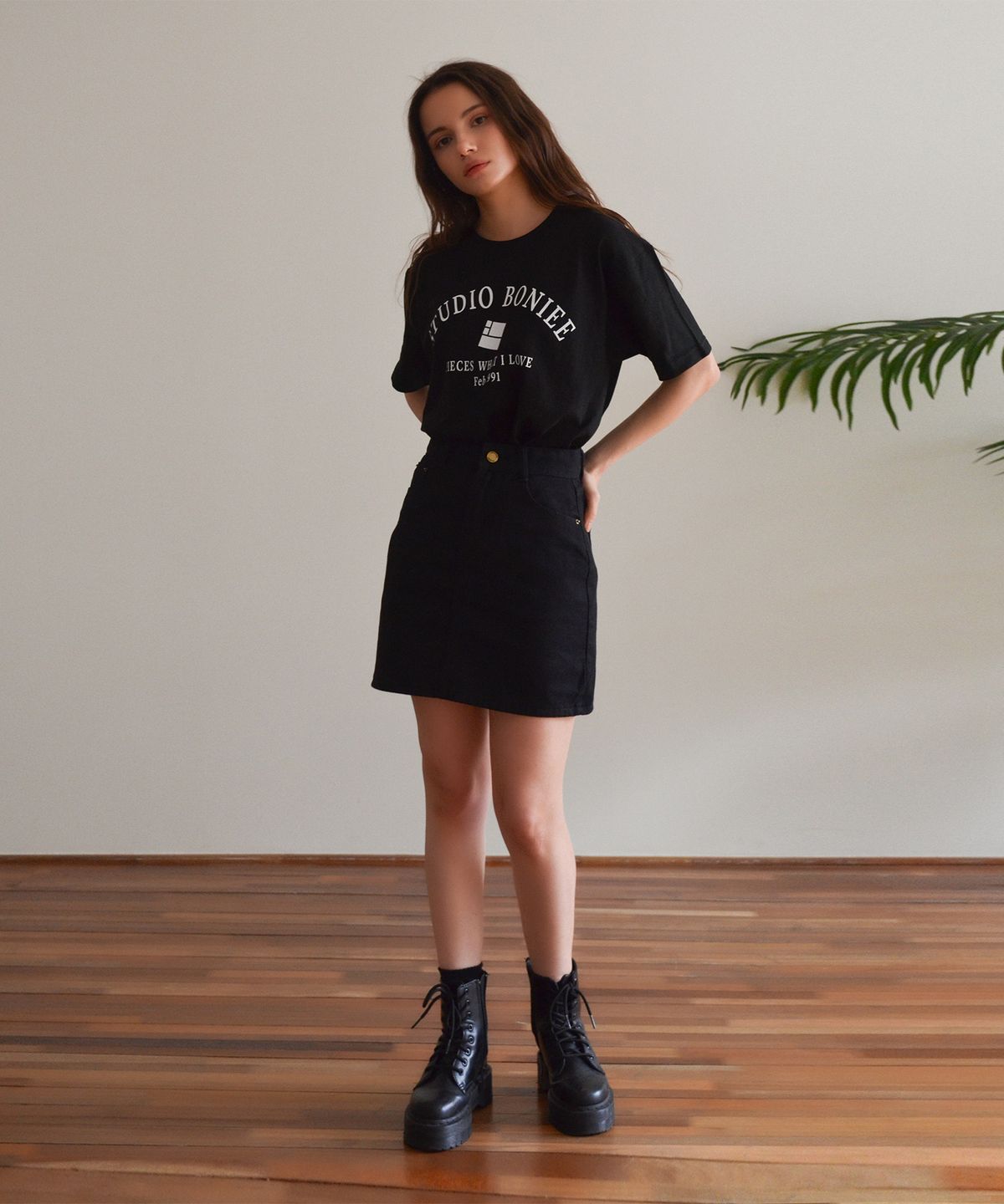 보늬(BONIEE) 로고 타이포 루즈 티셔츠 블랙