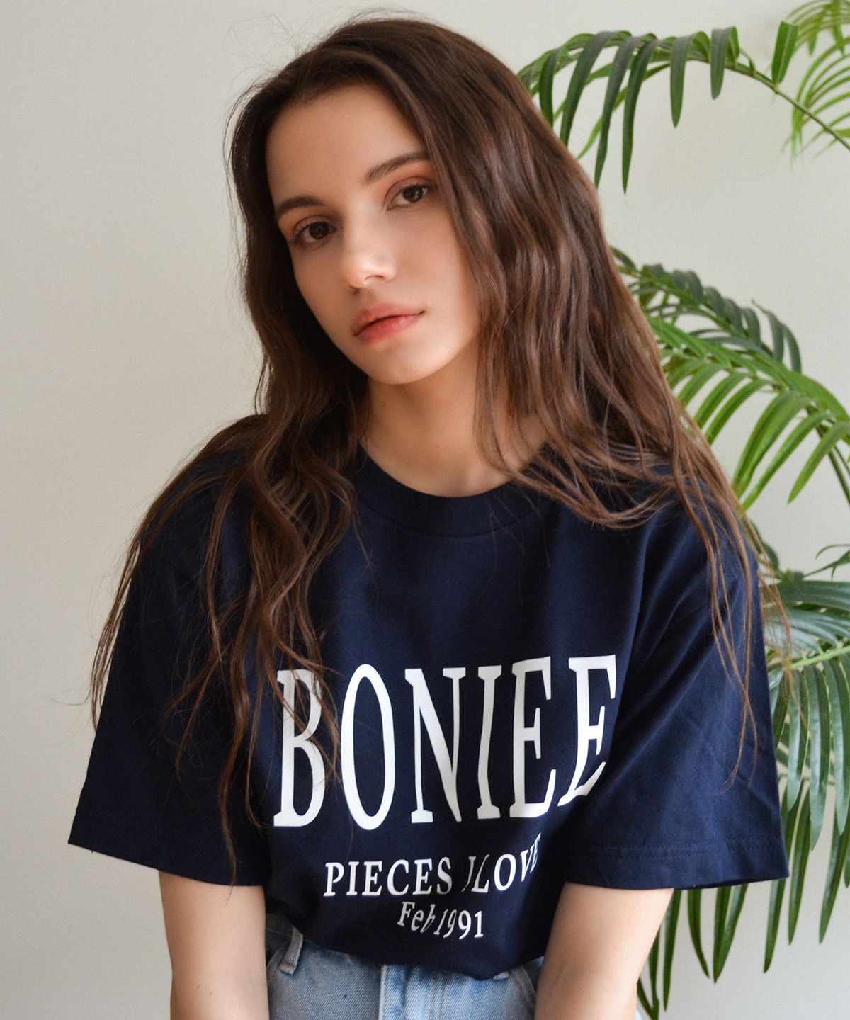 보늬(BONIEE) 타이포 세리프 로고 티셔츠 네이비