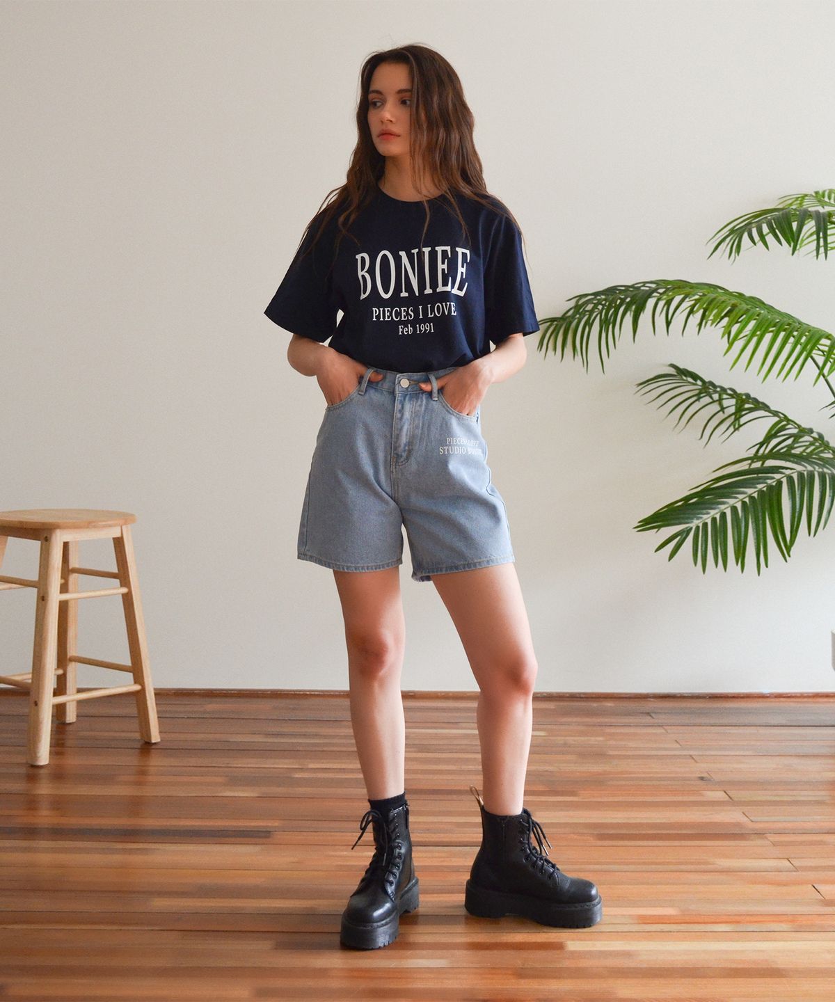 보늬(BONIEE) 타이포 세리프 로고 티셔츠 네이비