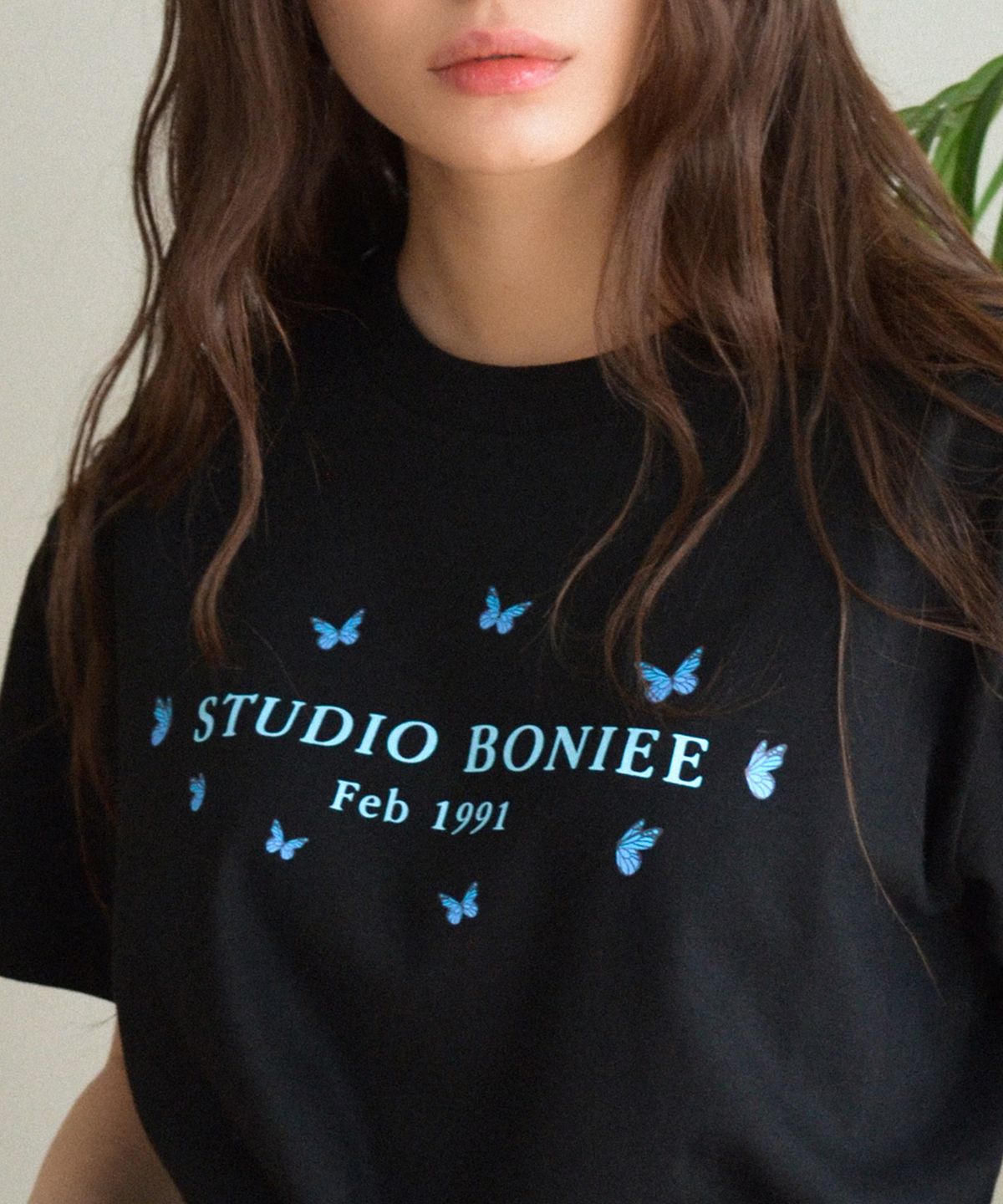 보늬(BONIEE) 레트로 나비(butterfly) 그래픽 티셔츠 블랙