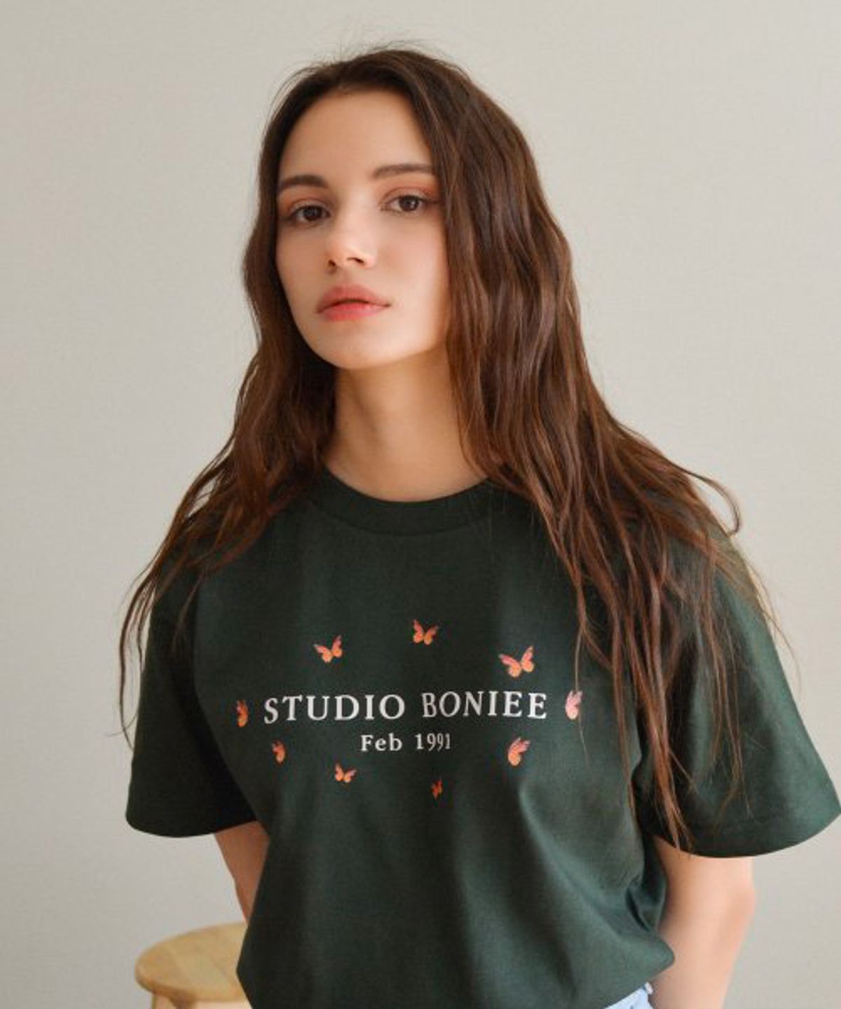 보늬(BONIEE) 레트로 나비(butterfly) 그래픽 티셔츠 그린 포레스트