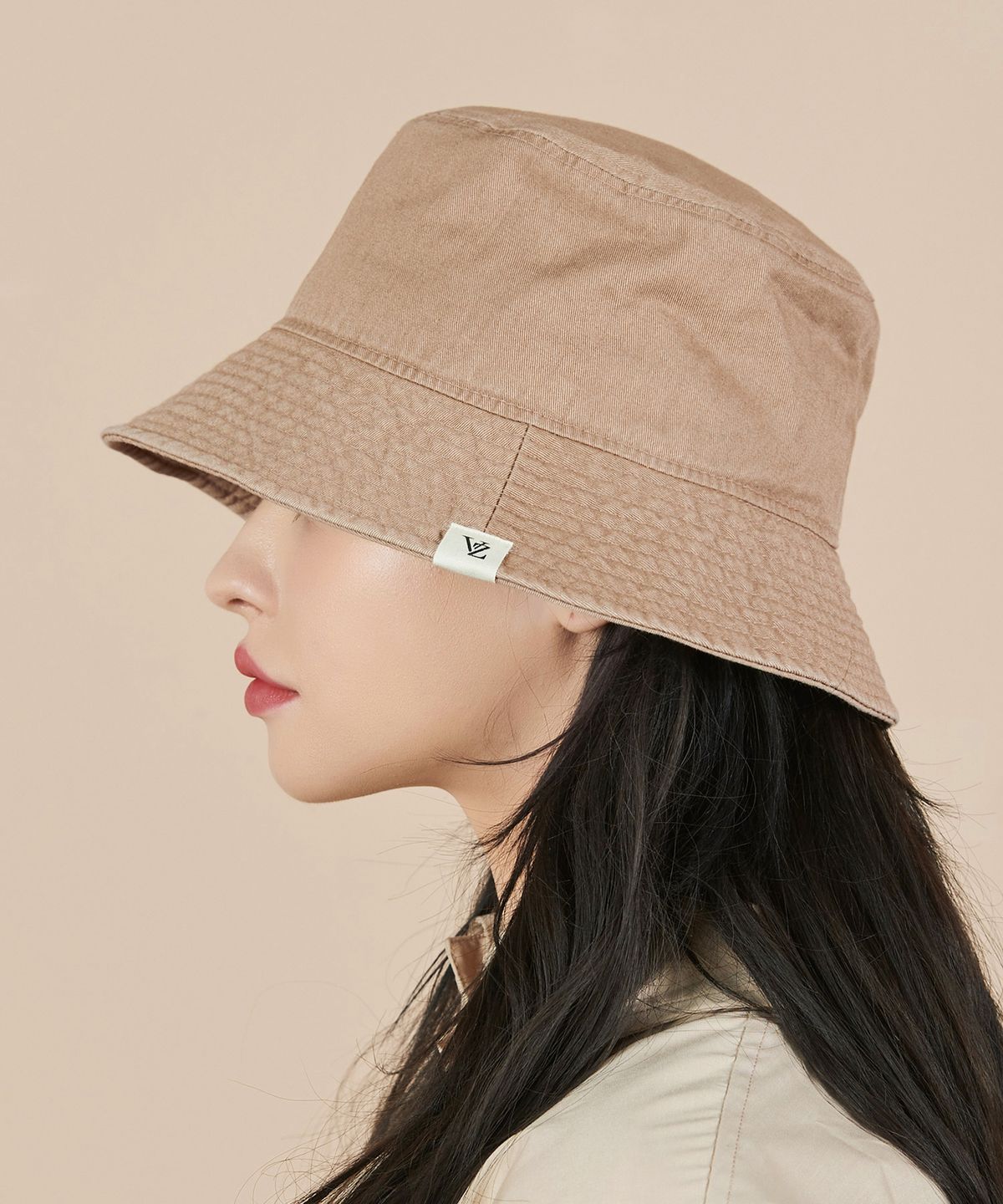 바잘(VARZAR) 모노그램 라벨 피그먼트 버킷햇 베이지