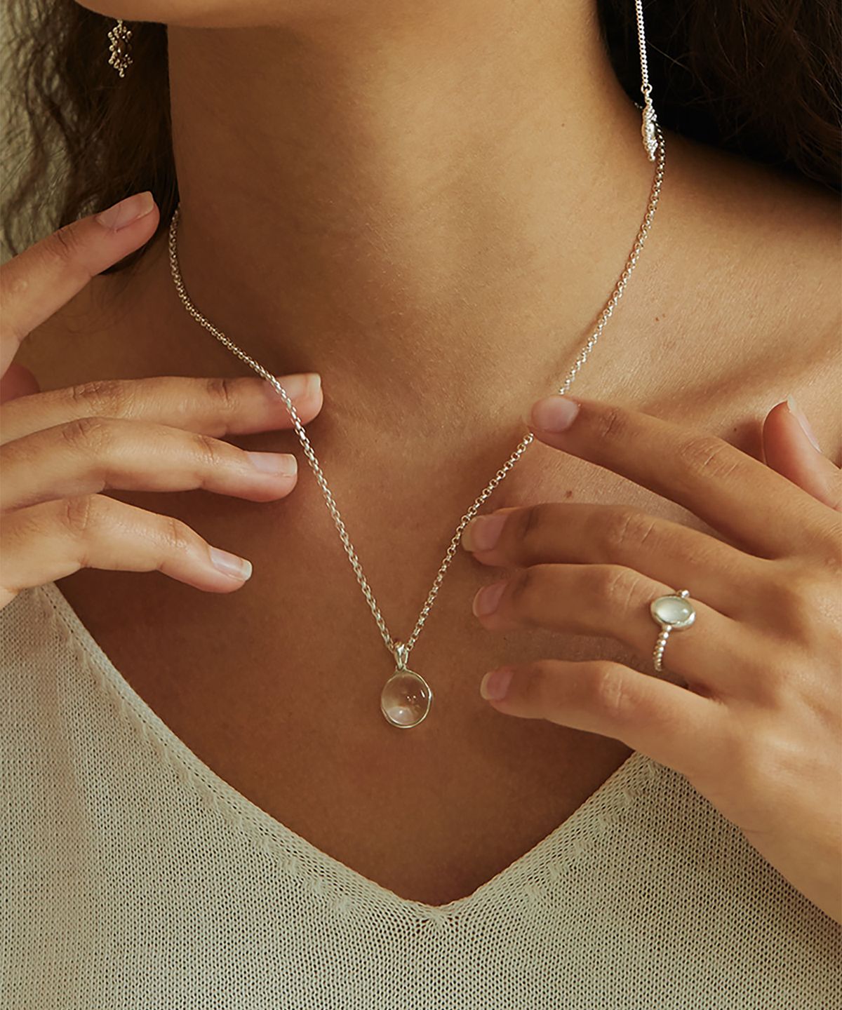 노이에블리테(NEUEBLUTE) Crystal Necklace