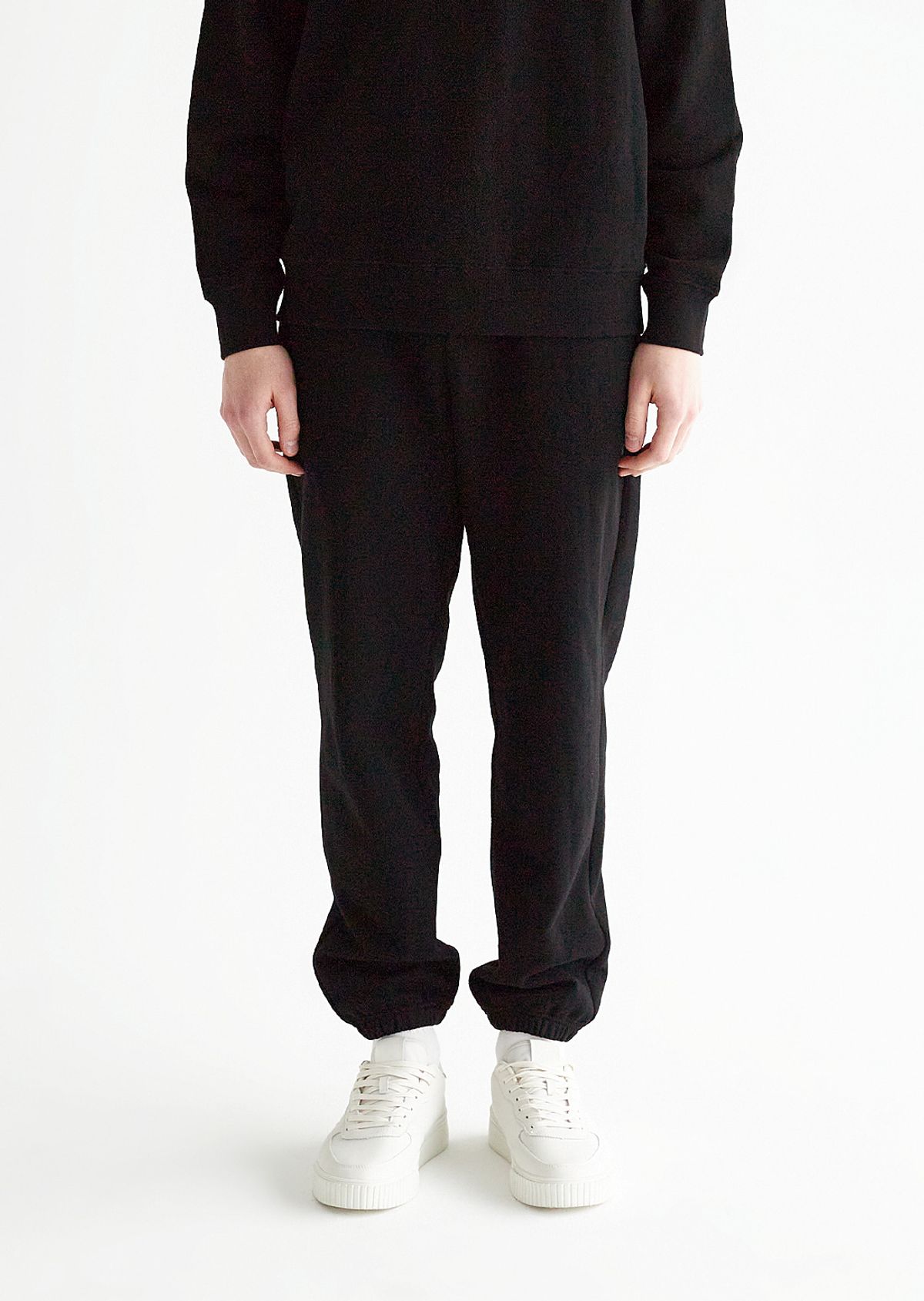 주네시 스포츠 클럽(JUNECI SPORTS CLUB) J.S 에센셜 스웨트팬츠 남녀공용 (Black)