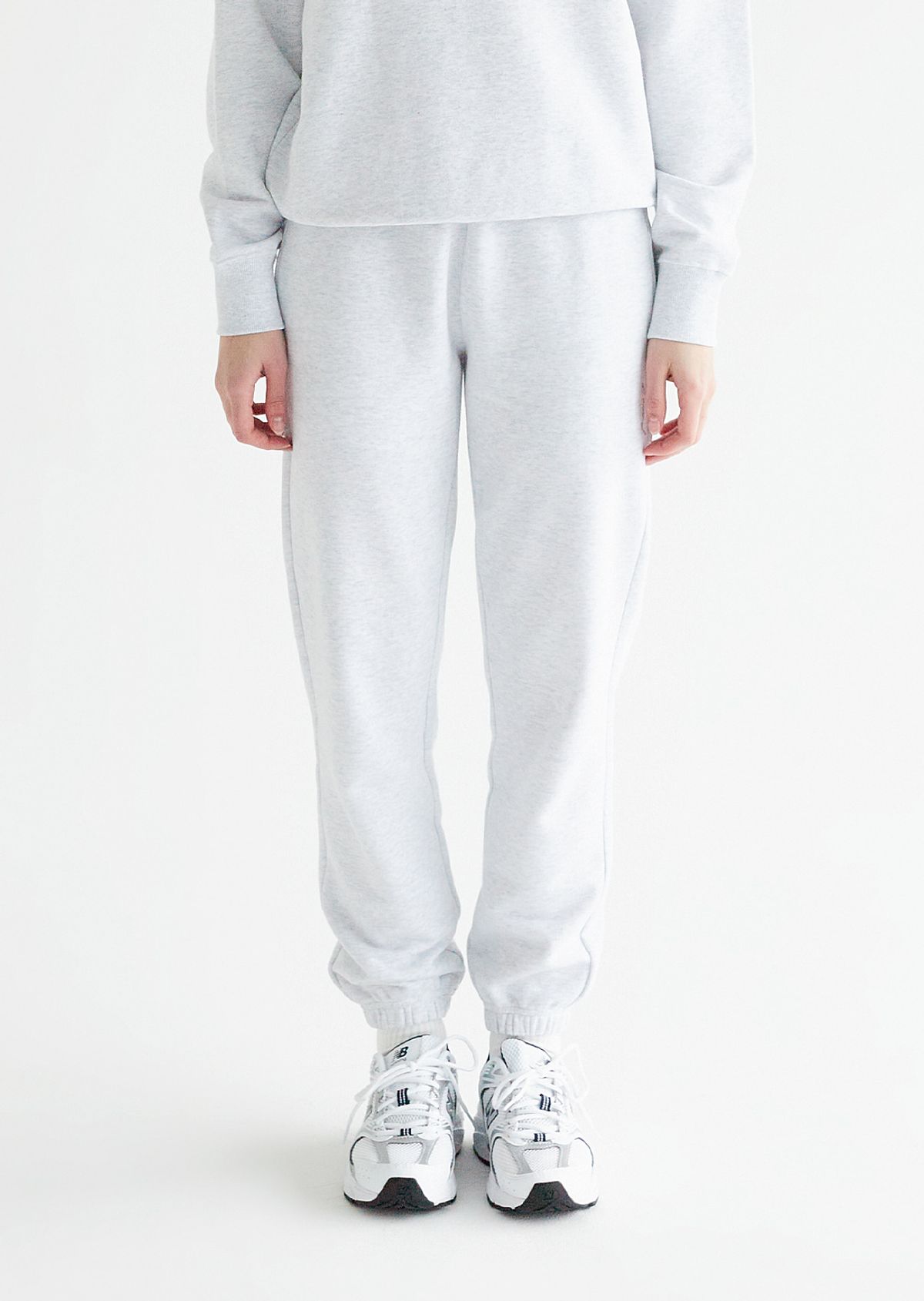 주네시 스포츠 클럽(JUNECI SPORTS CLUB) J.S 에센셜 스웨트팬츠 남녀공용 (White Melange Grey)