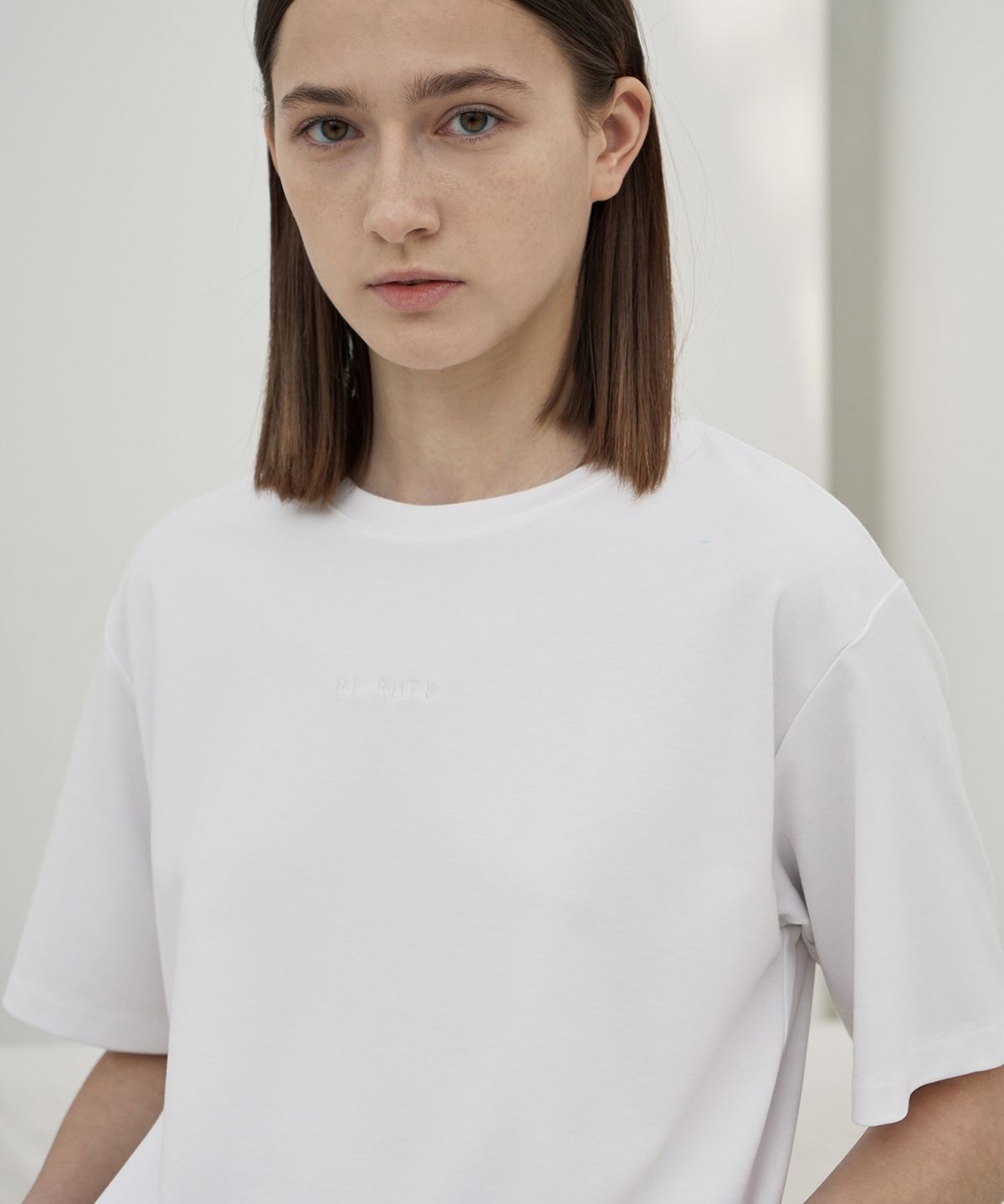 리이(RE RHEE) LOGO EMBORIDERED RELAXED FIT T SHIRT