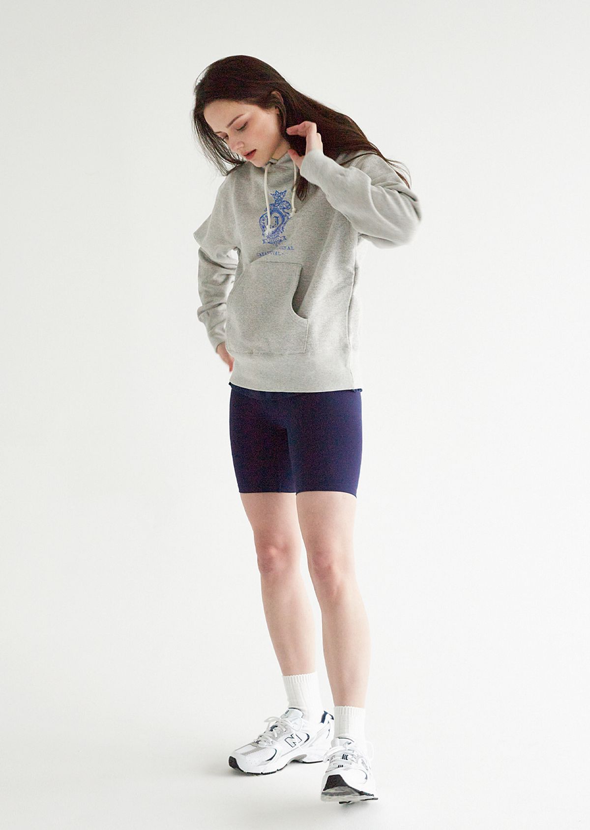 주네시 스포츠 클럽(JUNECI SPORTS CLUB) 제이 엠블럼 후드티셔츠 여성용 (Melange Grey)