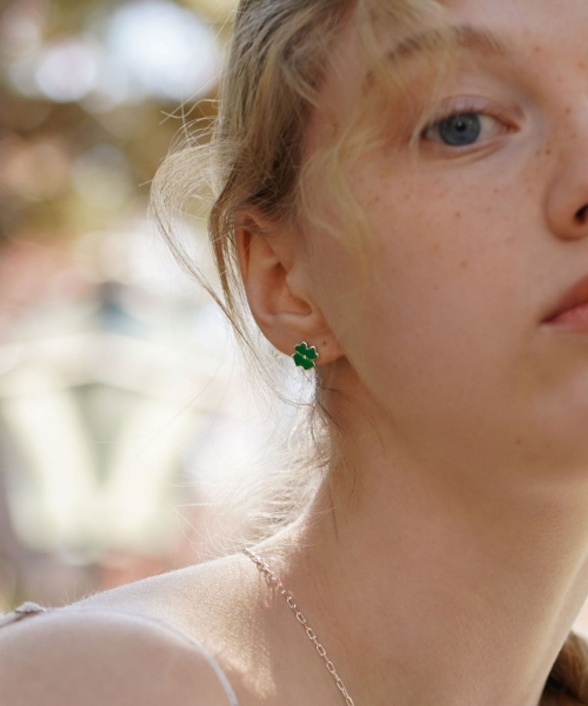 봉보(BONBEAU) Clover motif color pin Eearing 클로버 모티브 컬러 데일리 귀걸이