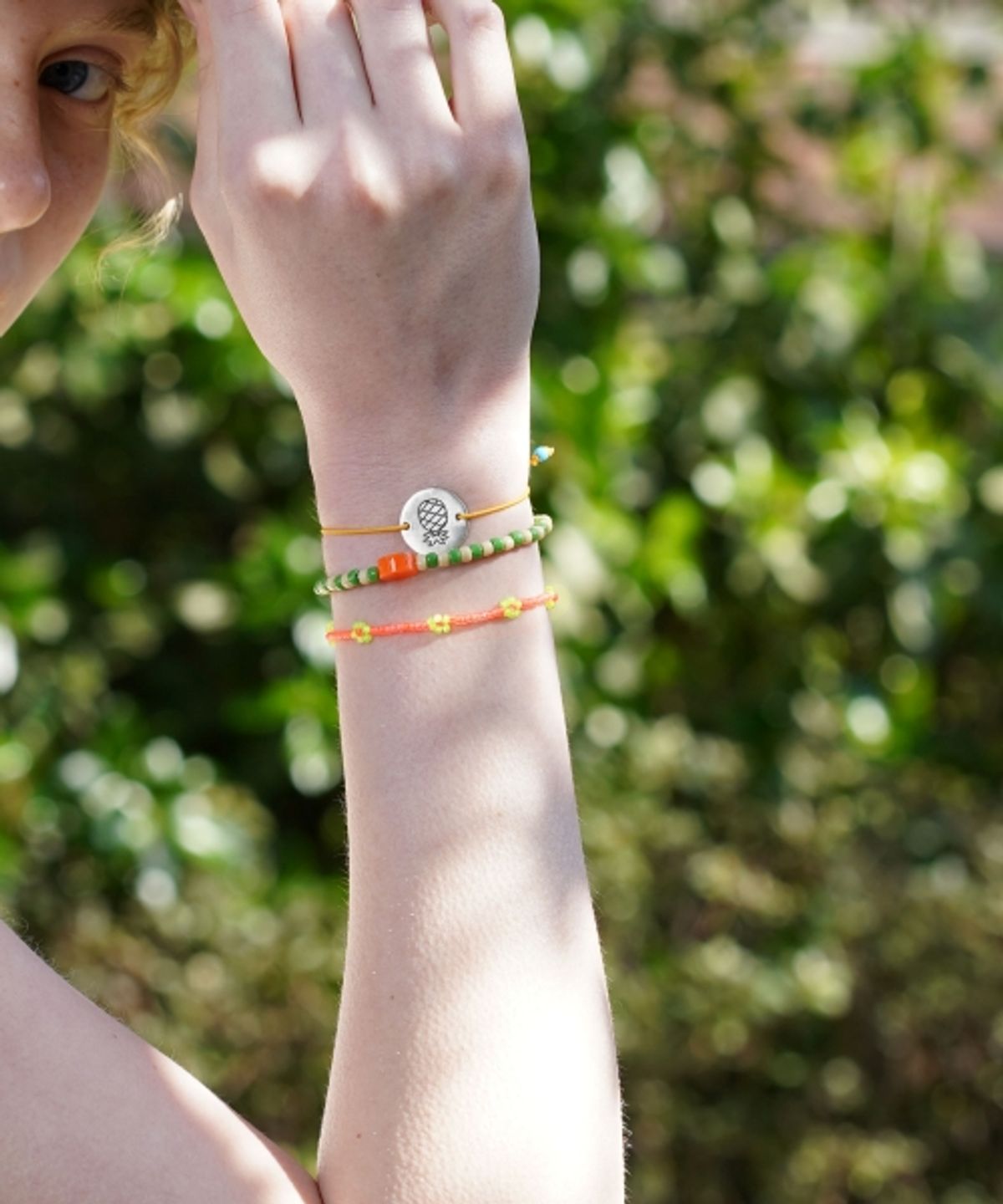 봉보(BONBEAU) Flower crush neon color beads Bracelet 스마일 참 네온컬러 꽃 비즈 팔찌