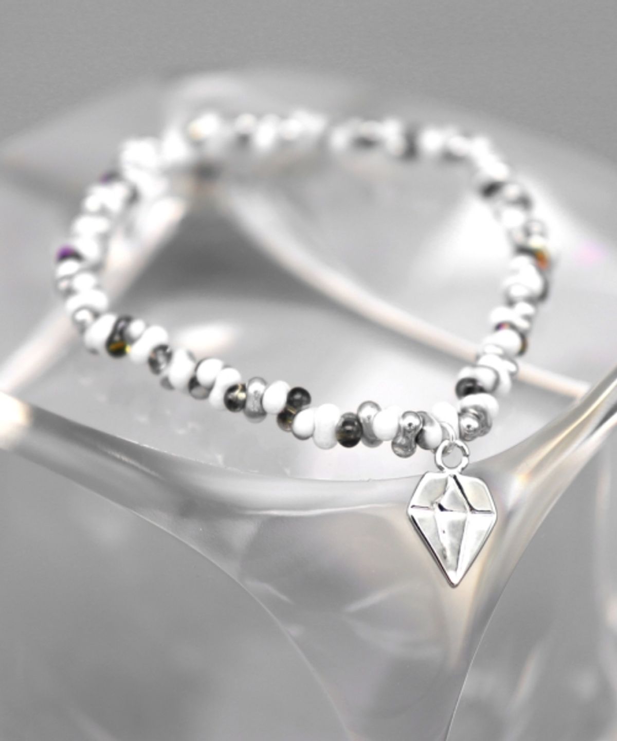 봉보(BONBEAU) Dia charm point peanut beads Bracelet 다이아 참 피넛 시드비즈 팔찌