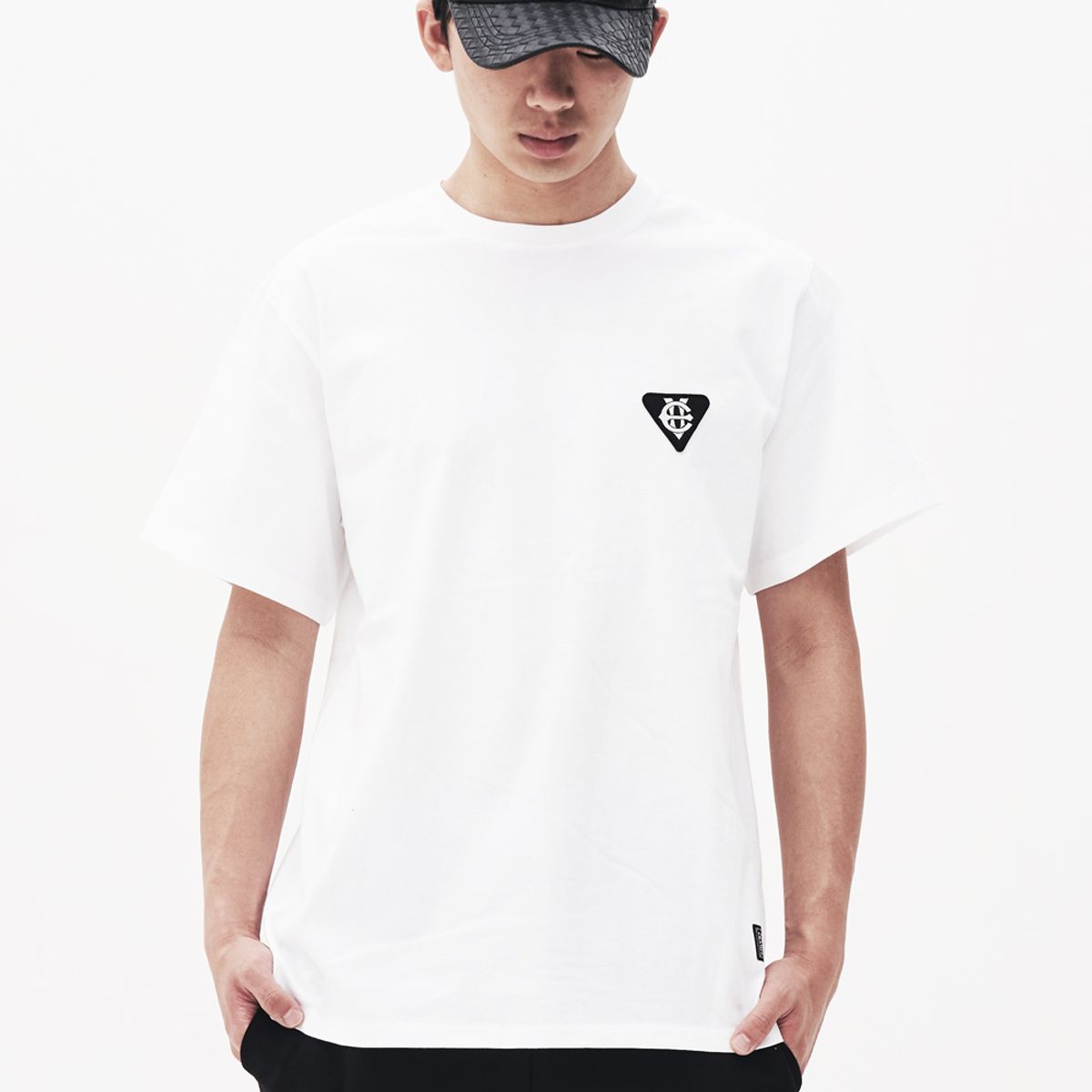 에잇볼륨(EIGHTVOLUME) EV 패치 엠블램 화이트 티