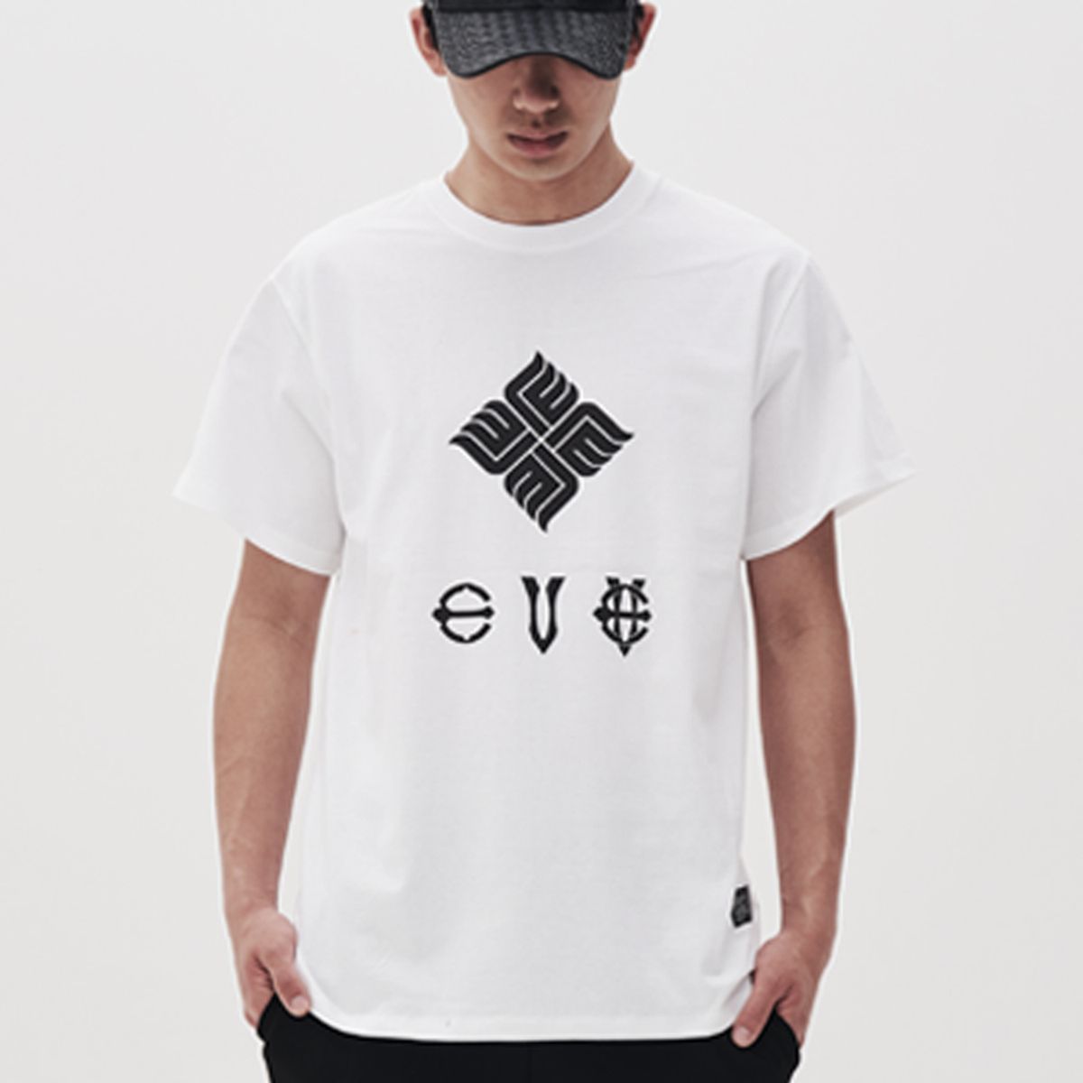 에잇볼륨(EIGHTVOLUME) EV 뉴 엠블램 화이트 티