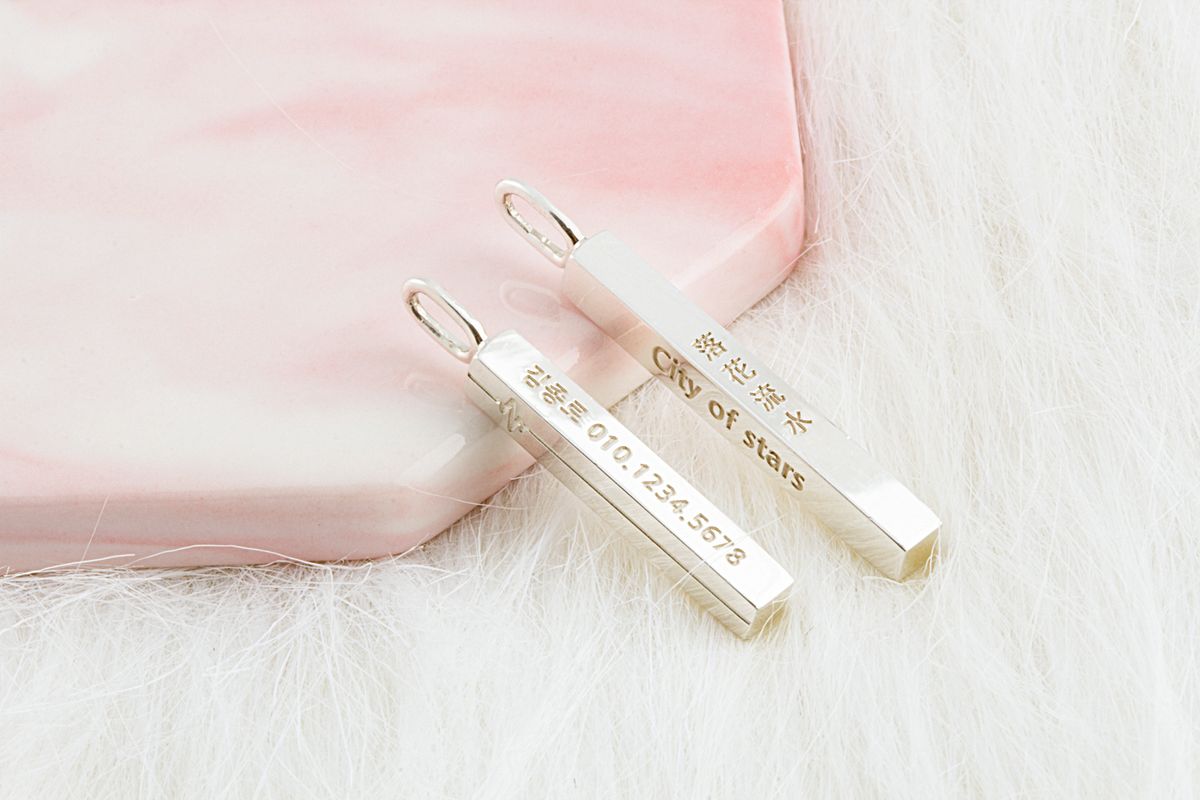 종로공장(JONGNOGONGJANG) 실버 925 이니셜 각인 스틱 체인 목걸이 (Silver Initial lettering Stick necklace)