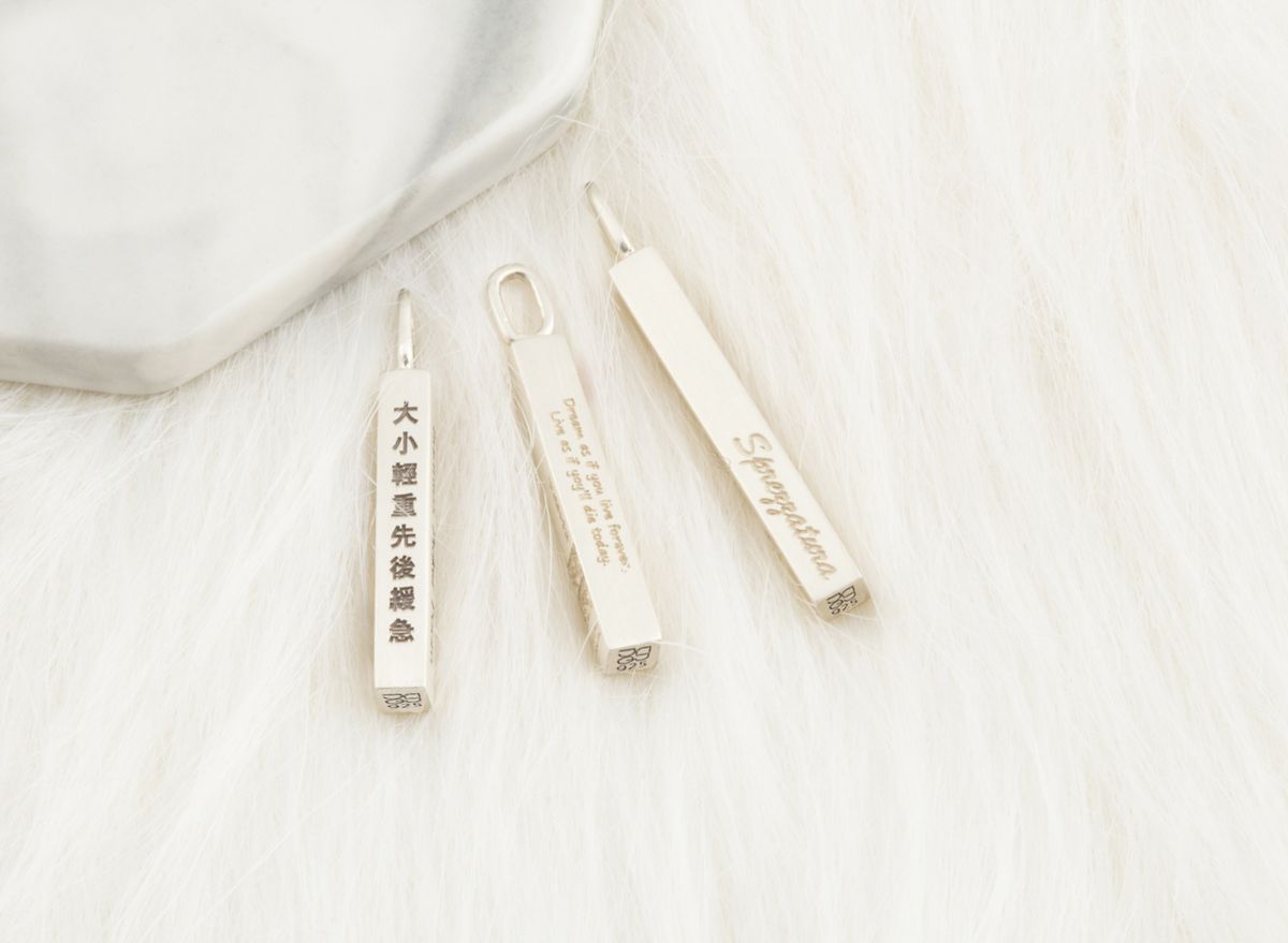 종로공장(JONGNOGONGJANG) 실버 925 이니셜 각인 스틱 체인 목걸이 (Silver Initial lettering Stick necklace)