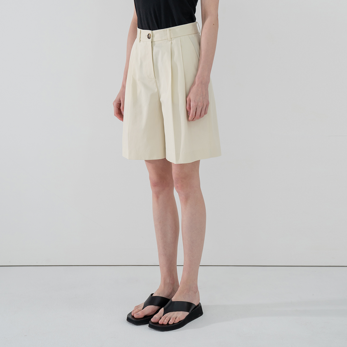 레이디 볼륨(LADY VOLUME) HALF CALM PANTS_LIGHT BEIGE