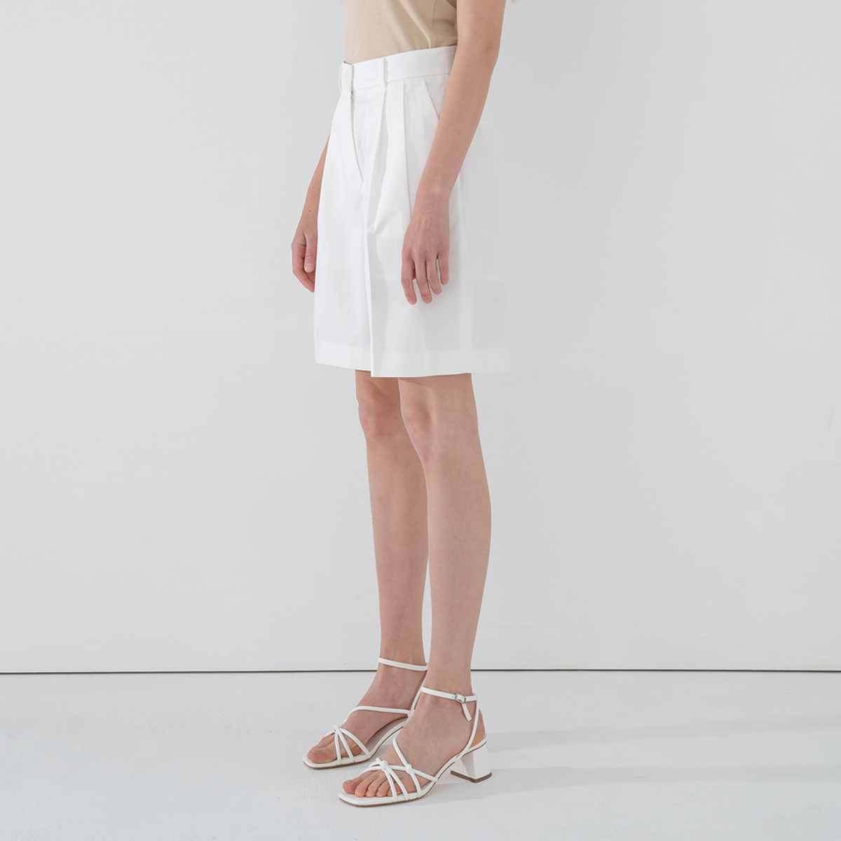 레이디 볼륨(LADY VOLUME) HALF CALM PANTS_WHITE