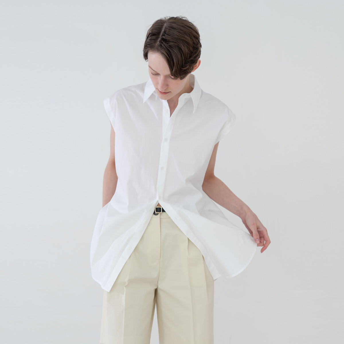 레이디 볼륨(LADY VOLUME) OVERFIT SLEEVELESS PLEATED SHIRT_WHITE