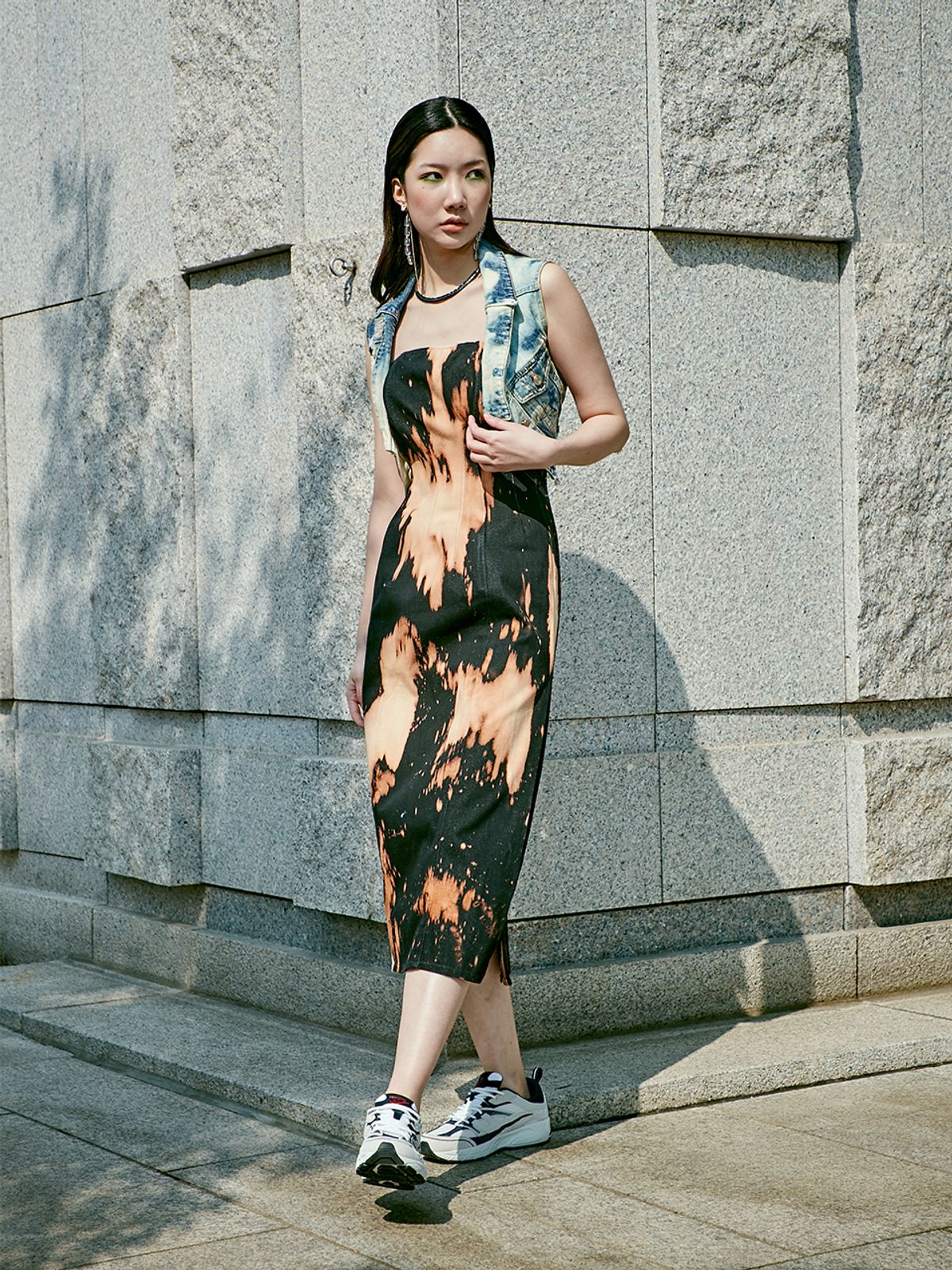 곽현주컬렉션(KWAKHYUNJOO COLLECTION) 데님 워싱 민소매 크롭 자켓