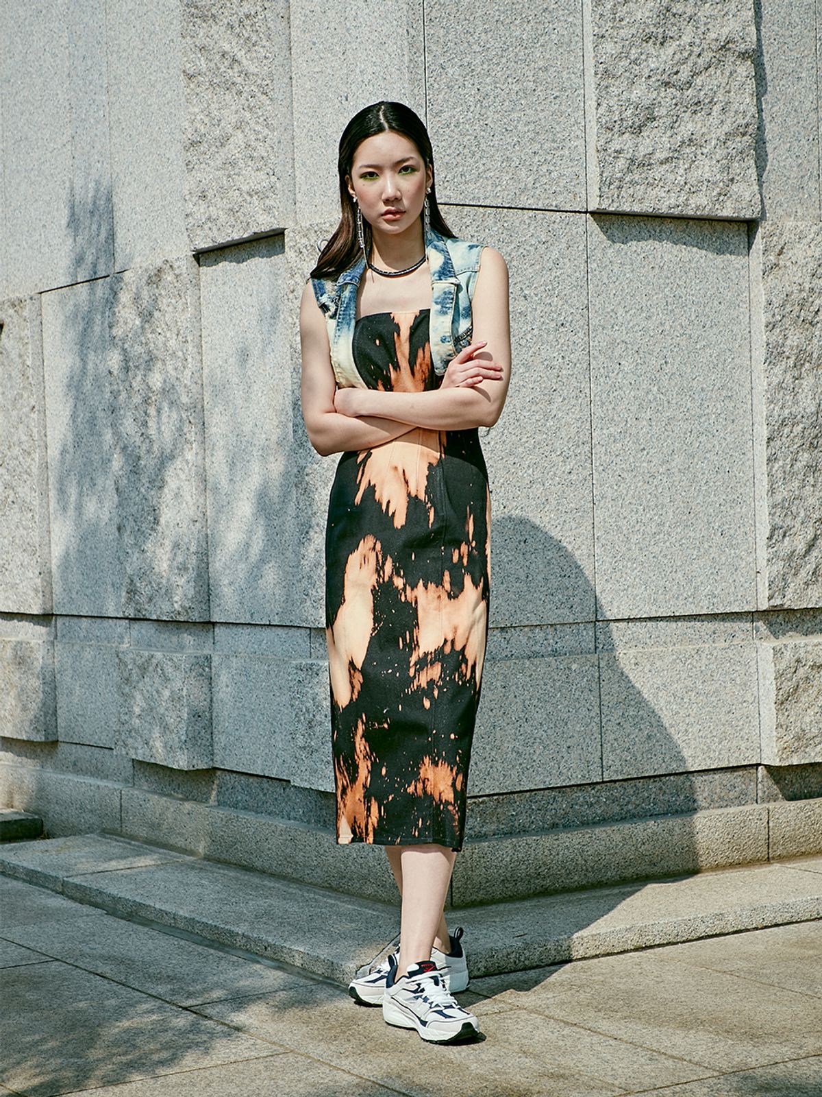 곽현주컬렉션(KWAKHYUNJOO COLLECTION) 데님 워싱 민소매 크롭 자켓