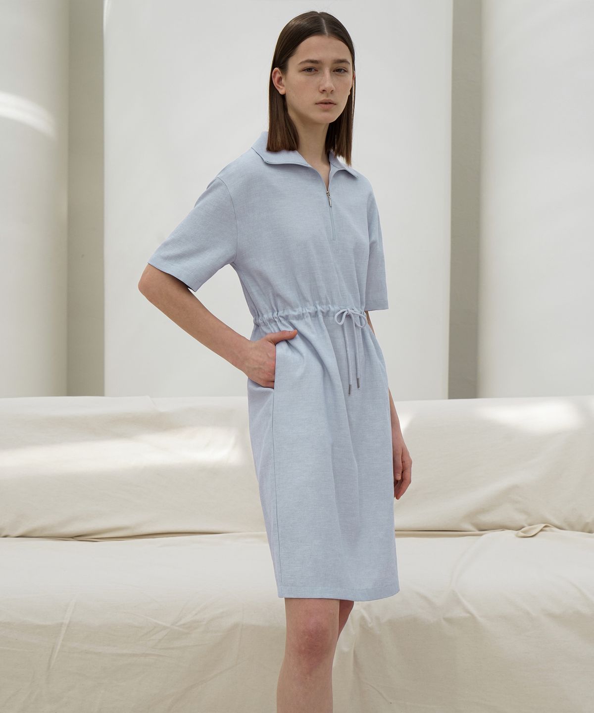 리이(RE RHEE) ZIP NECK DRAWSTRING WAIST MIDI DRESS