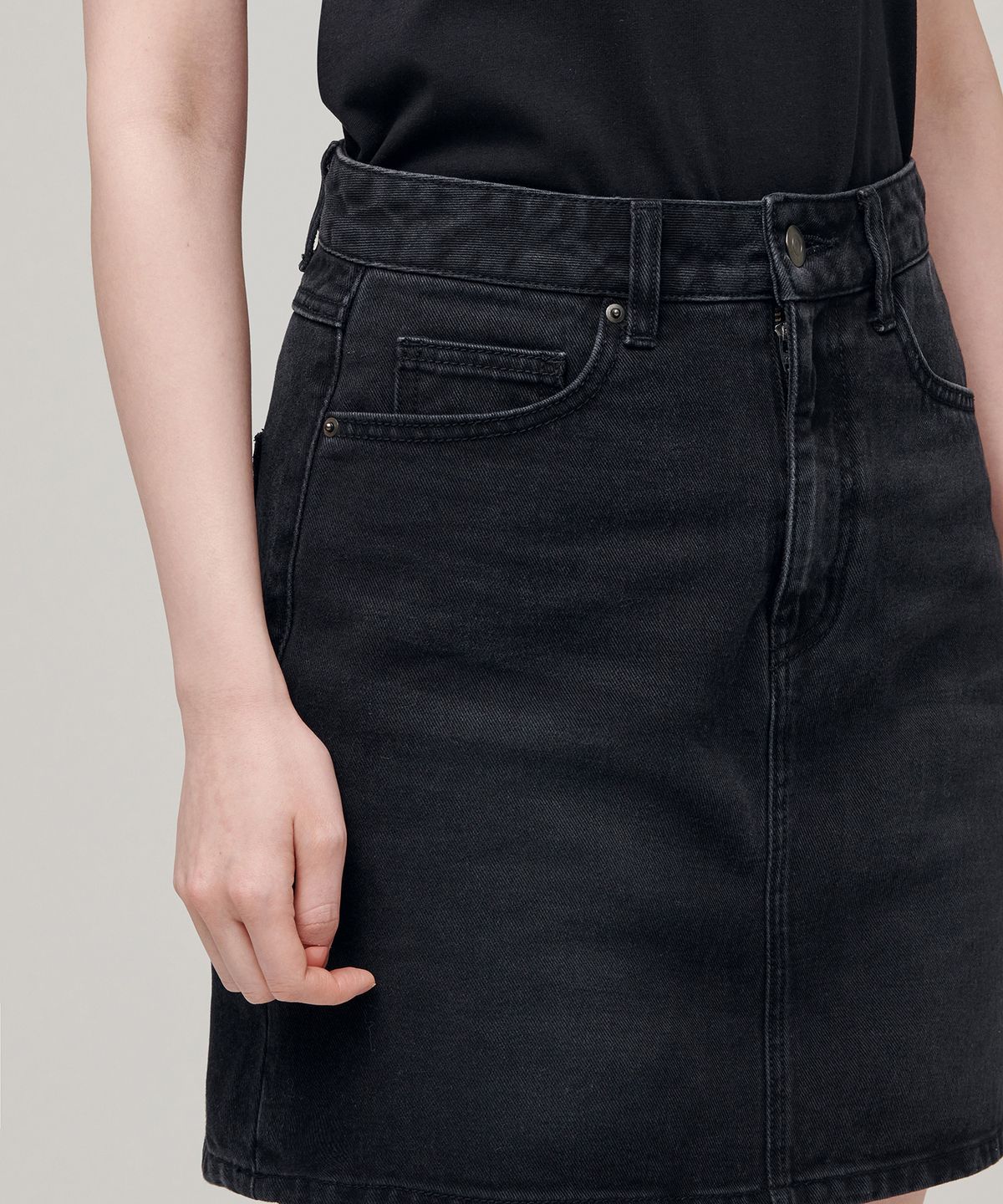 무신사 스탠다드 우먼(MUSINSA STANDARD WOMAN) 우먼즈 데님 미니 스커트 [워시드 블랙]