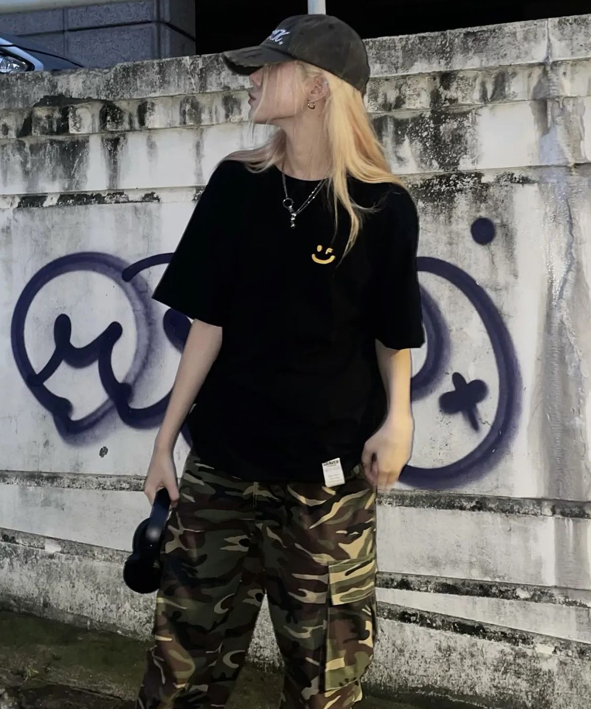 그레이버(GRAVER) [UNISEX]스몰 드로잉스마일 반팔티_블랙
